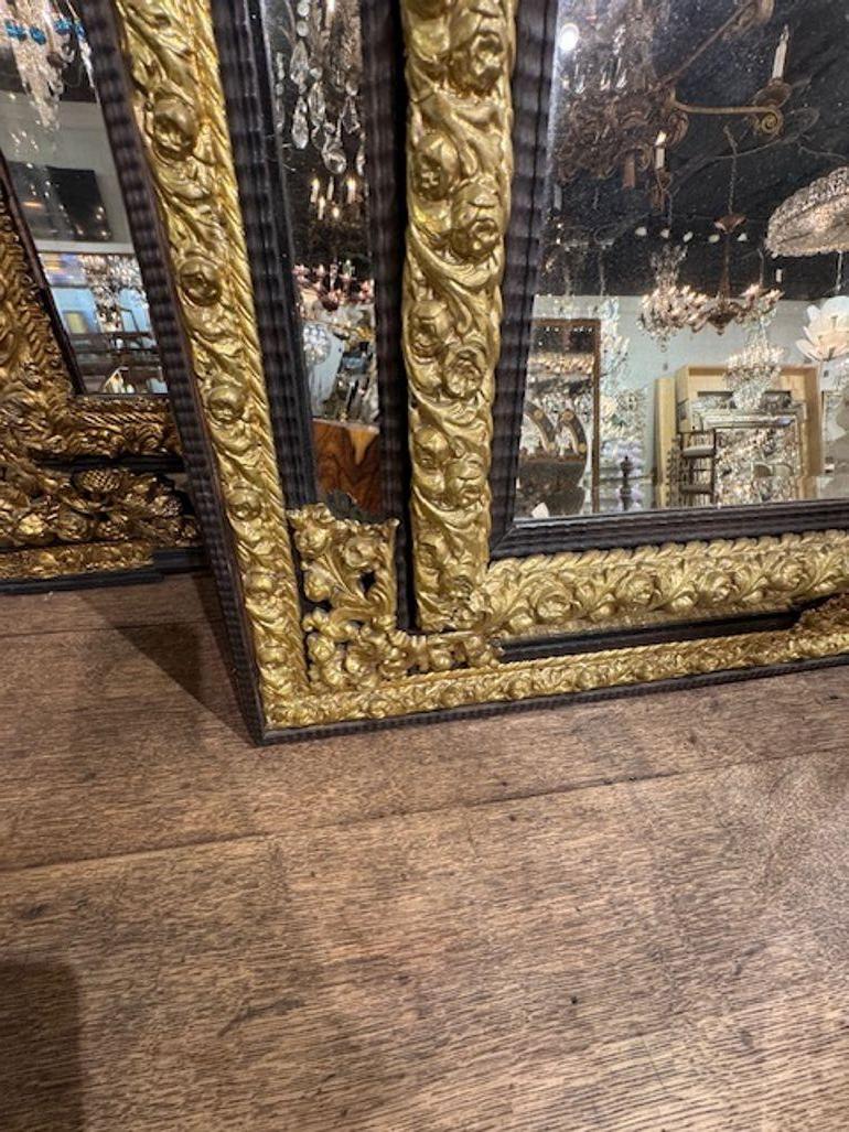 Néerlandais Miroir hollandais du 19e siècle en laiton repoussé et coussin en ébène en vente