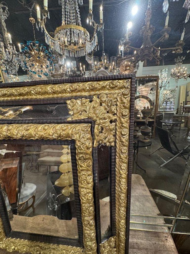 Miroir hollandais du 19e siècle en laiton repoussé et coussin en ébène Bon état - En vente à Dallas, TX
