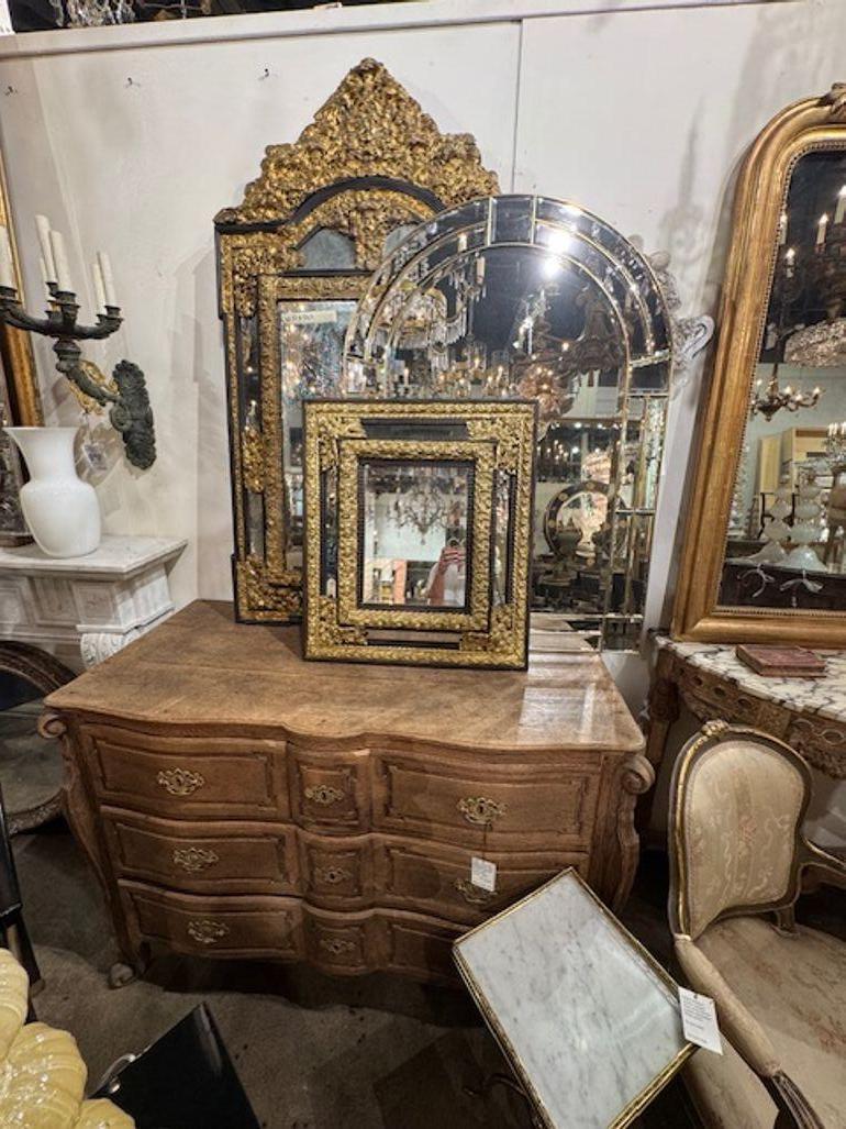 XIXe siècle Miroir hollandais du 19e siècle en laiton repoussé et coussin en ébène en vente