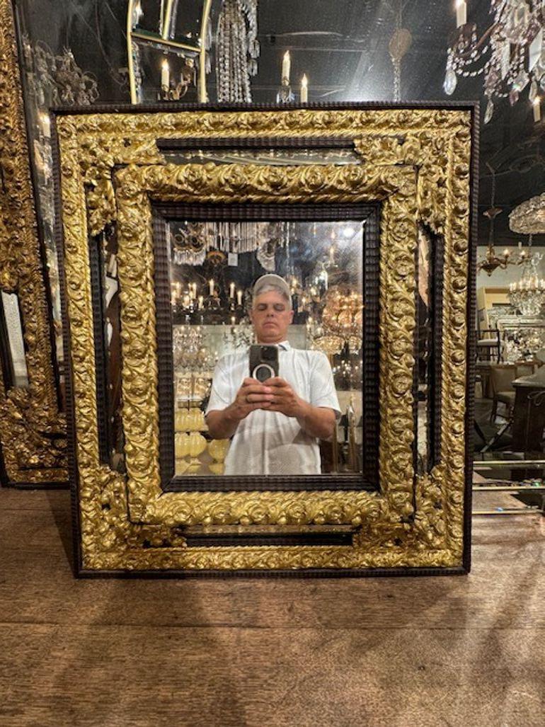 Laiton Miroir hollandais du 19e siècle en laiton repoussé et coussin en ébène en vente