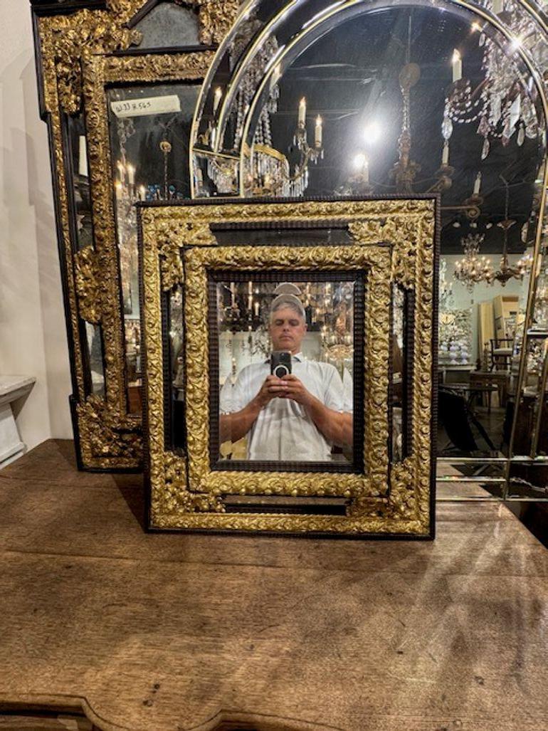 Miroir hollandais du 19e siècle en laiton repoussé et coussin en ébène en vente 1