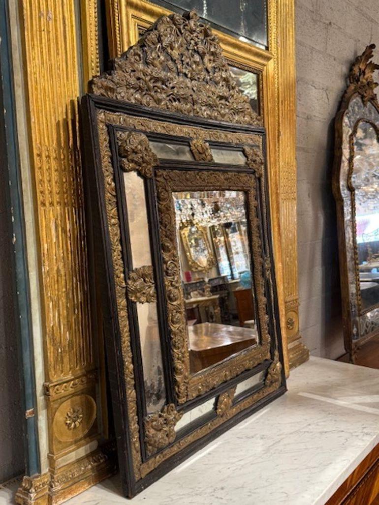 Der holländische Messing-Repousse-Kissen-Spiegel aus dem 19. Jahrhundert zeichnet sich durch einen atemberaubenden verspiegelten Rahmen aus, der in Messing ausgeführt ist. Dieses antike Stück strahlt Eleganz und historischen Charme aus, was es zu