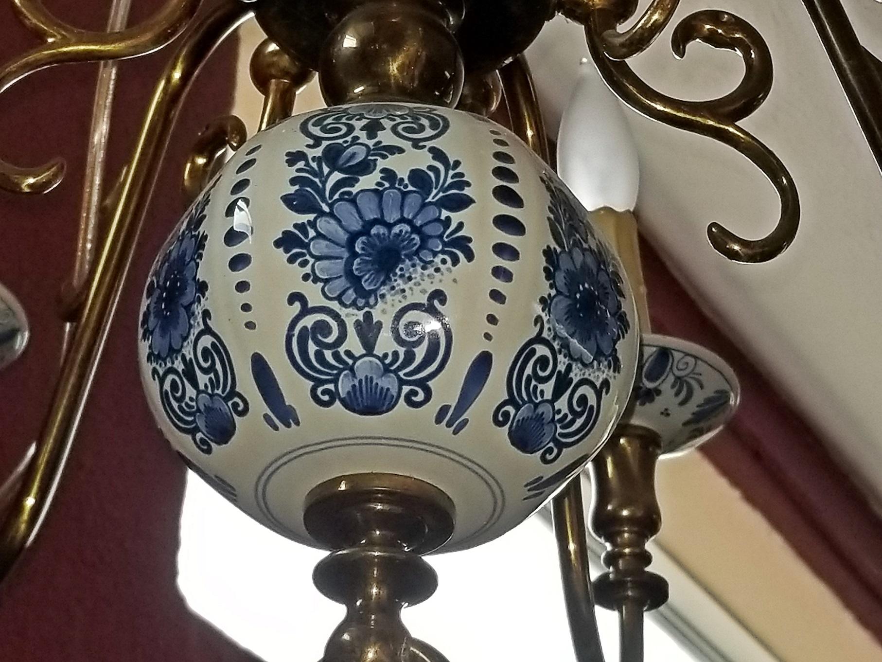 niederländischer Kronleuchter aus Messing mit blauer und weißer Delfter Keramik aus dem 19 (Niederländisch)