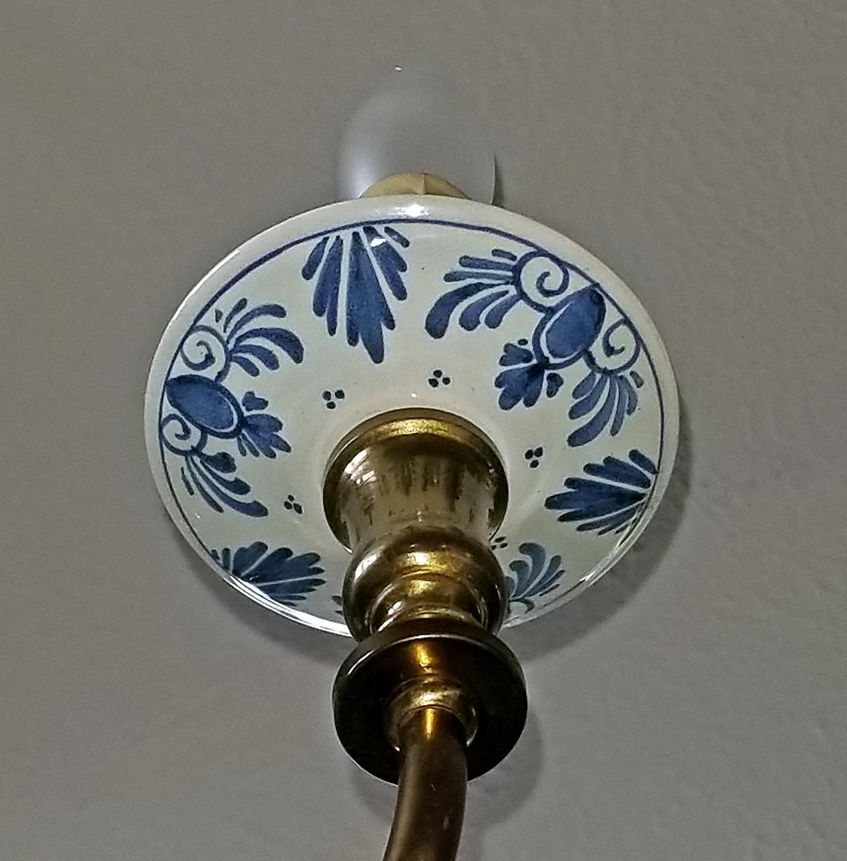 niederländischer Kronleuchter aus Messing mit blauer und weißer Delfter Keramik aus dem 19 (Handgefertigt)