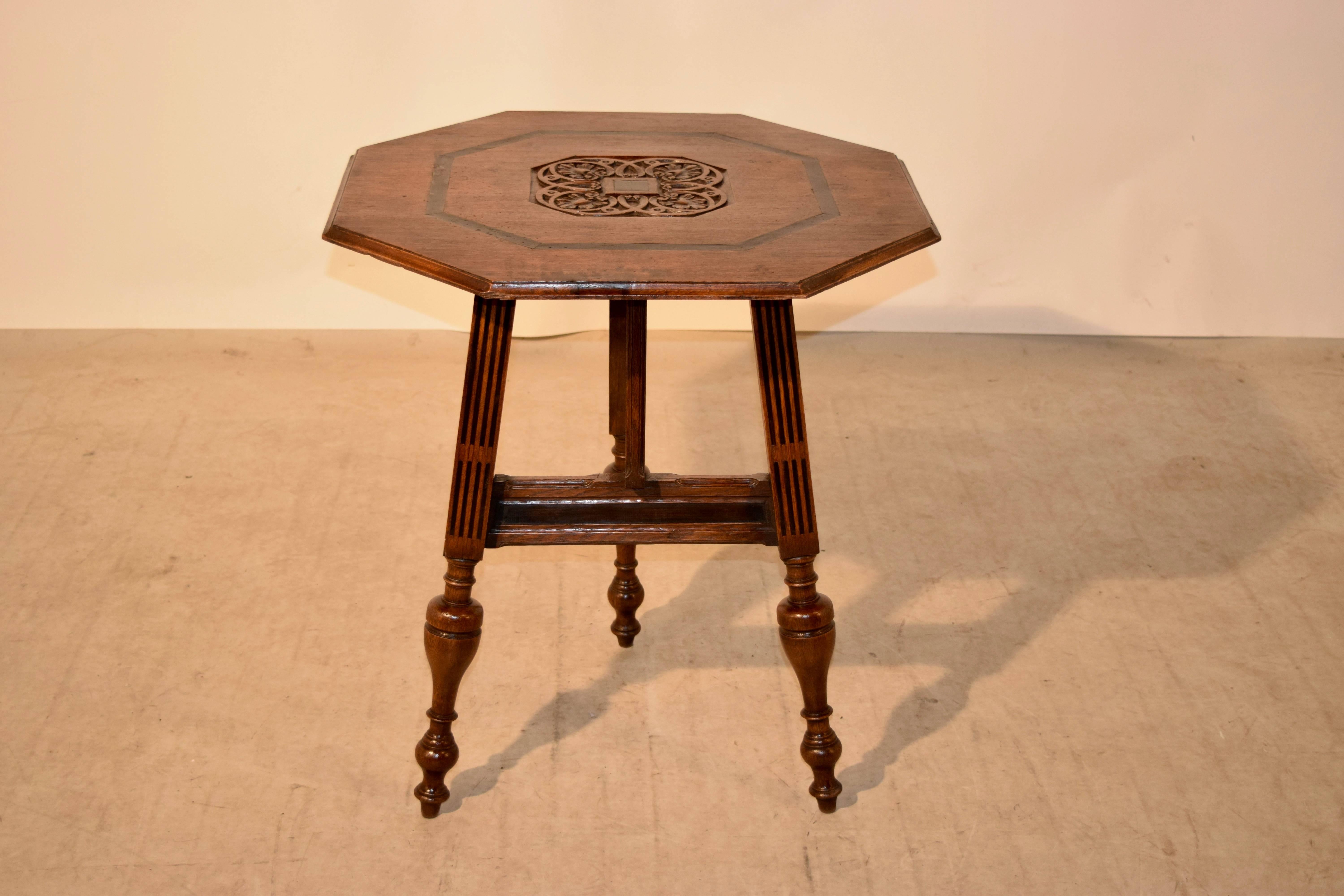 table à porteurs en chêne hollandais du XIXe siècle, avec un médaillon central sculpté sur le plateau, entouré d'une bande ébénisée et d'un bord biseauté. La base est composée de trois pieds, l'unique qui pivote à plat et le plateau qui s'incline