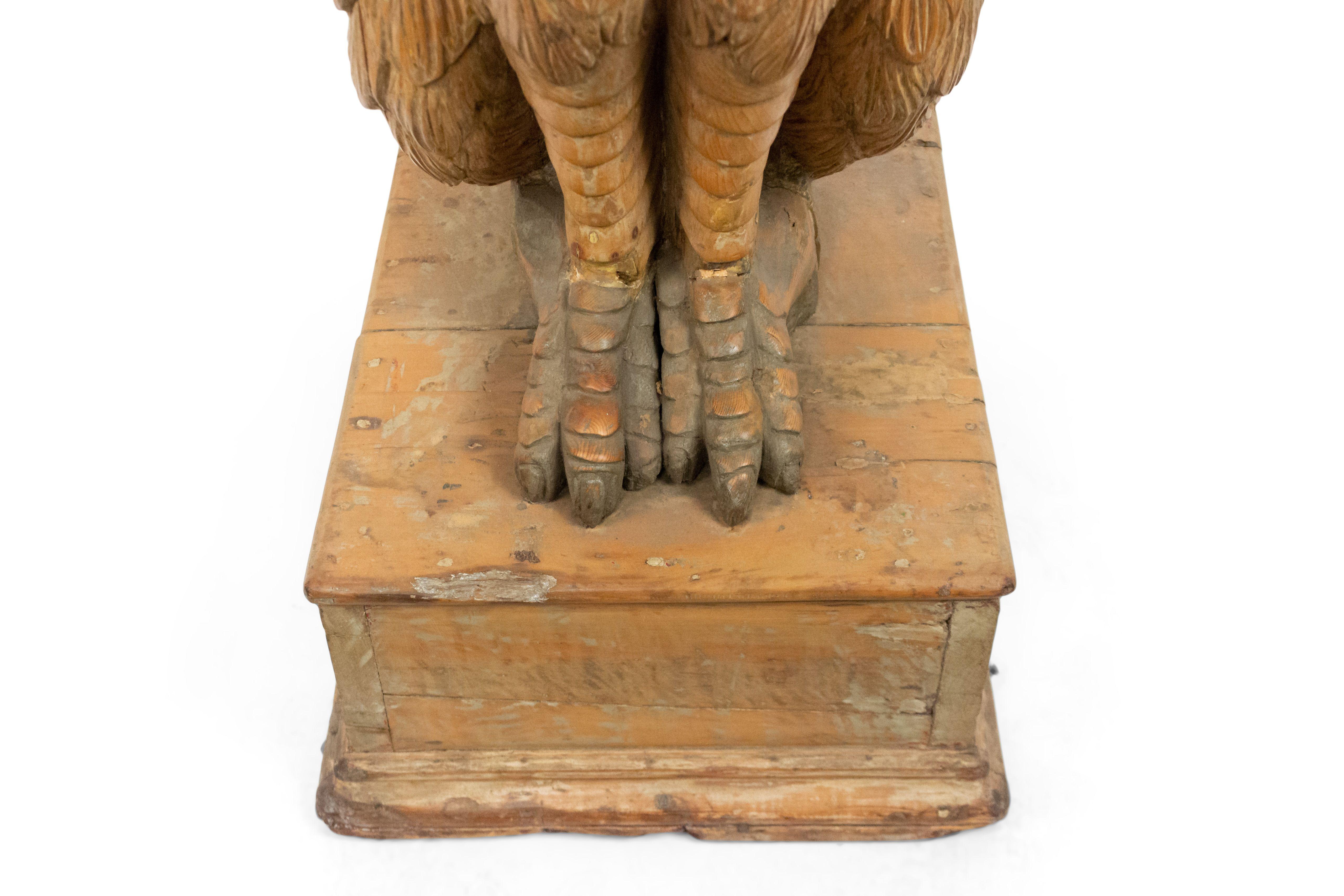 Figure d'aigle monumentale en bois sculpté hollandais du 19ème siècle assis sur un piédestal en vente 1