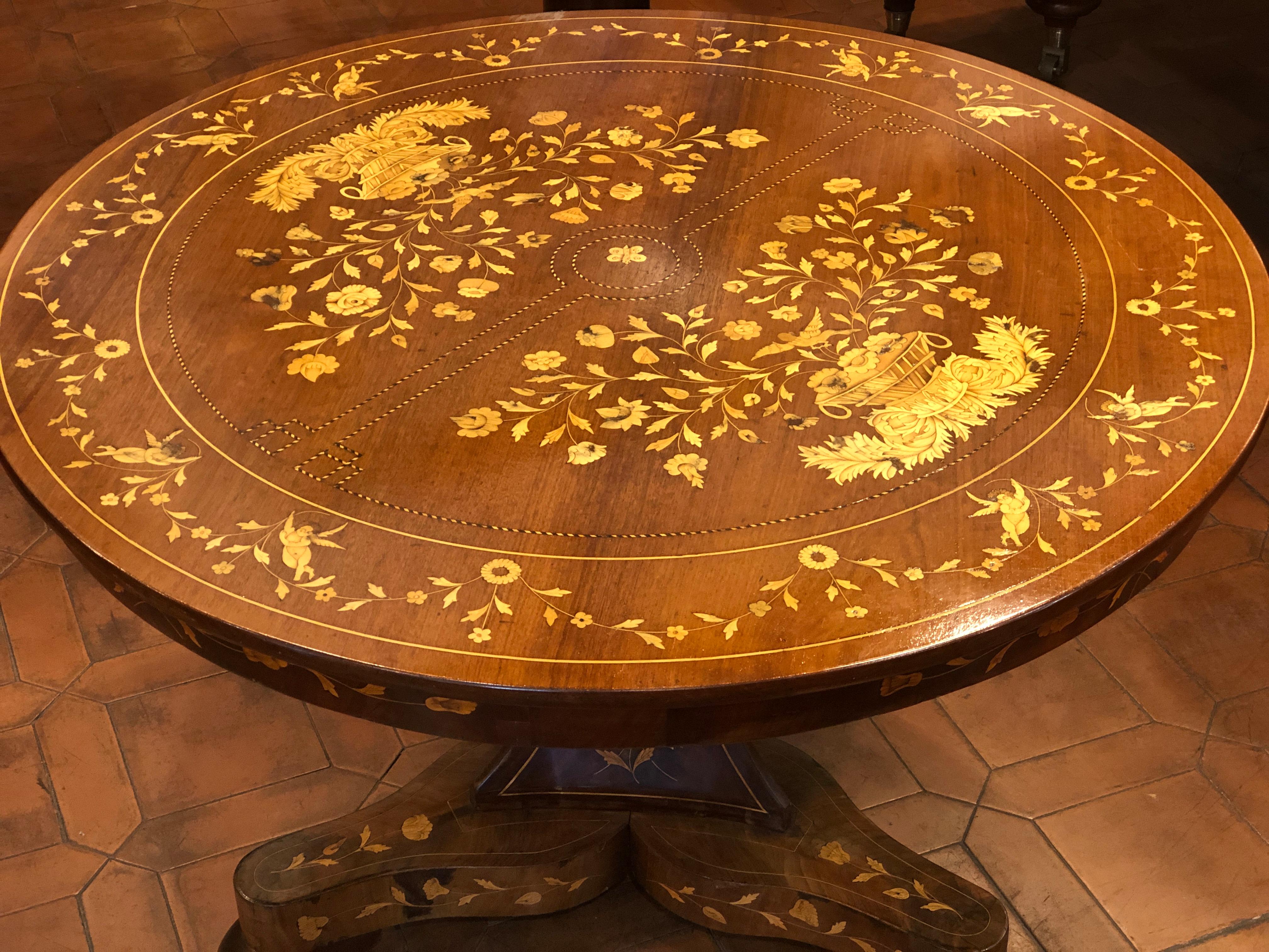 Central Dutch table, completely inlaid in the typical style of the Dutch cabinetmakers for the foreign market, the late Charles X, around 1830, in mahogany wood and inlaid with wood of fruit.
The table is in excellent condition, the terminal part