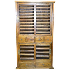 armoire coloniale hollandaise du 19e siècle avec portes coulissantes et tiroirs chantournés