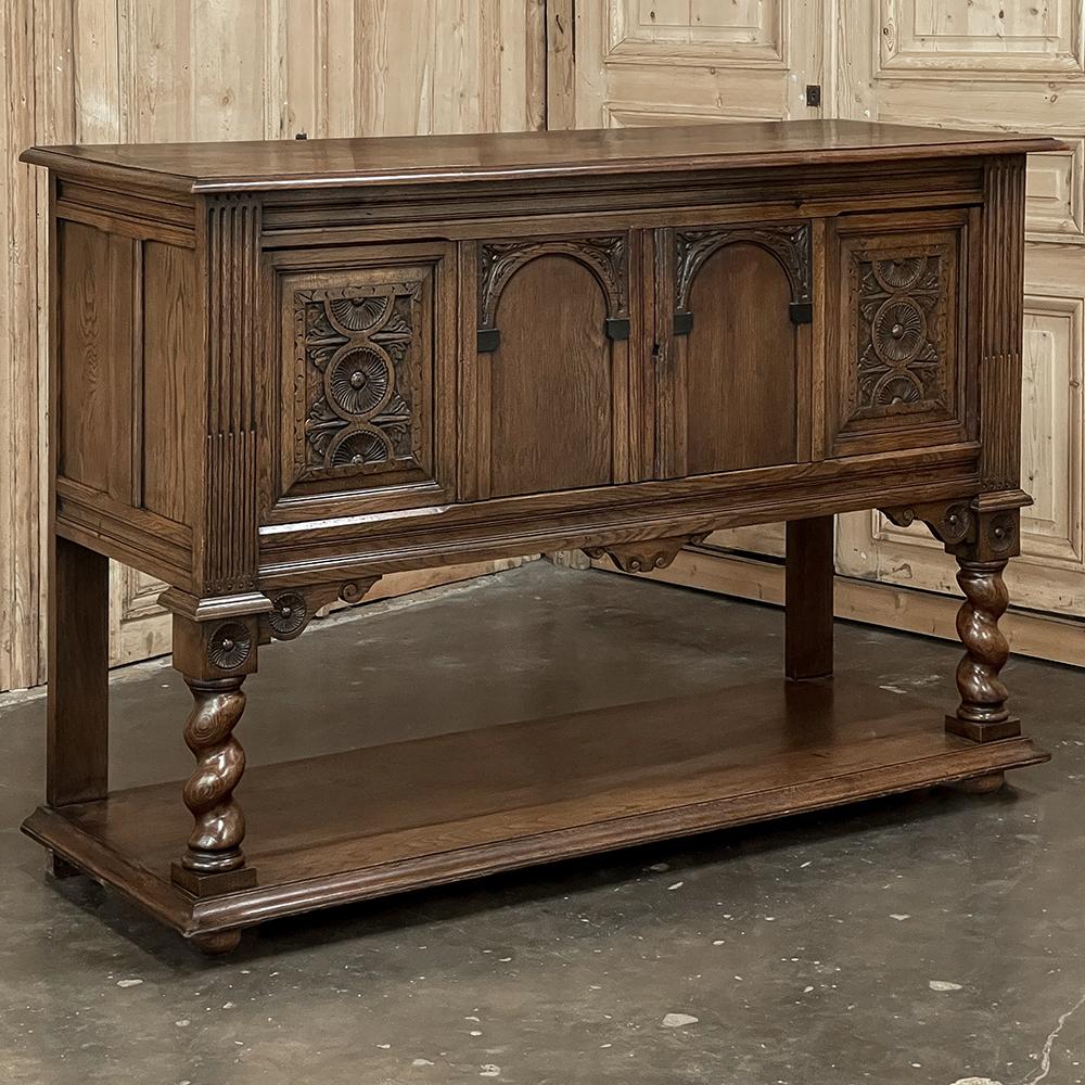 Il mobile buffet rialzato neoclassico Dutch Coloni del XIX secolo è un'interessante variante del concetto di buffet e server.  Il design consente di avere l'intero contenuto dell'armadio a portata di mano, oltre a fornire un ripiano a tutta