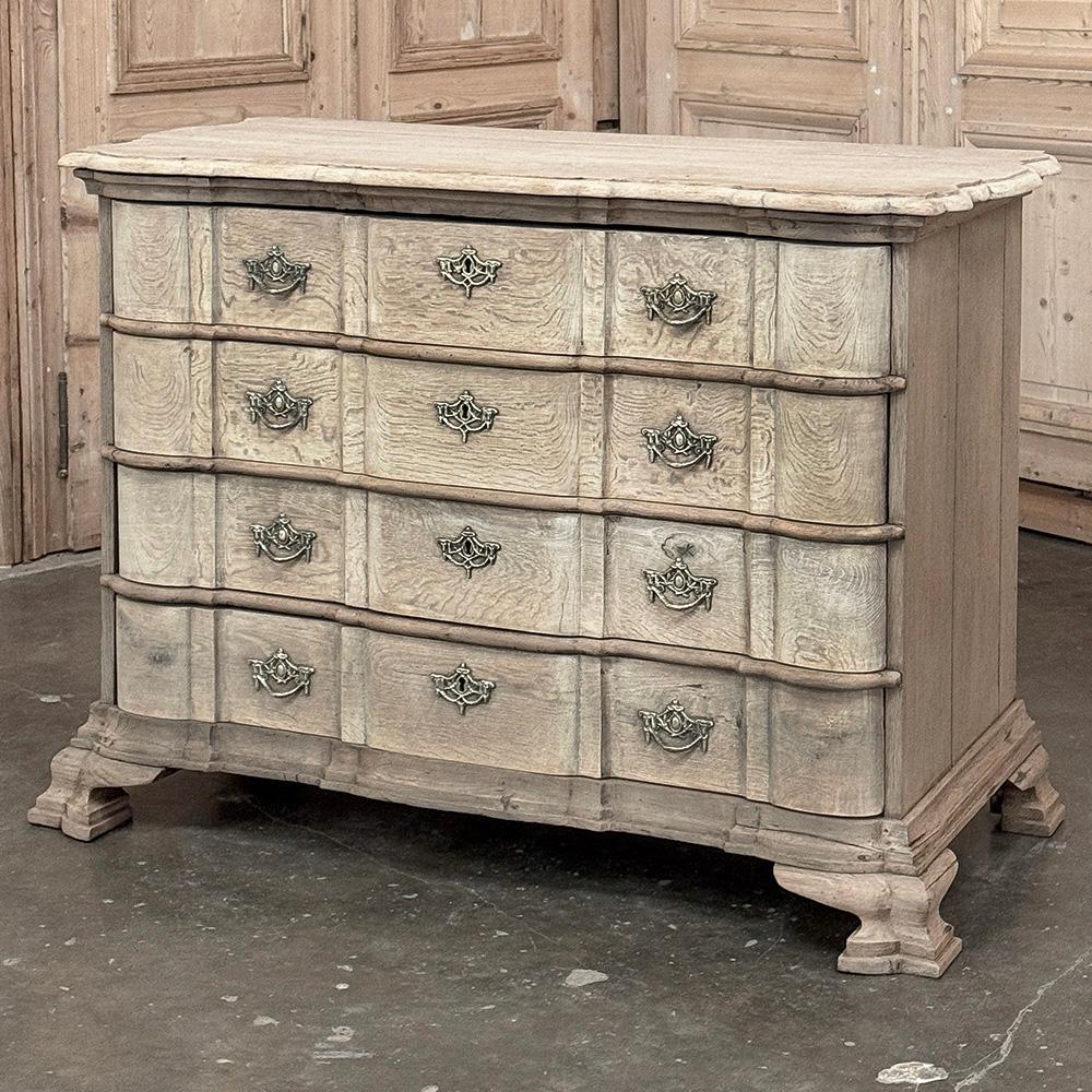 La commode à rayures du 19e si�ècle de style colonial hollandais est une belle combinaison d'élégance discrète et de pure fonctionnalité ! Fabriqué à la main par des maîtres artisans à partir de chêne ancien, d'orme et de bronze coulé à la main, il