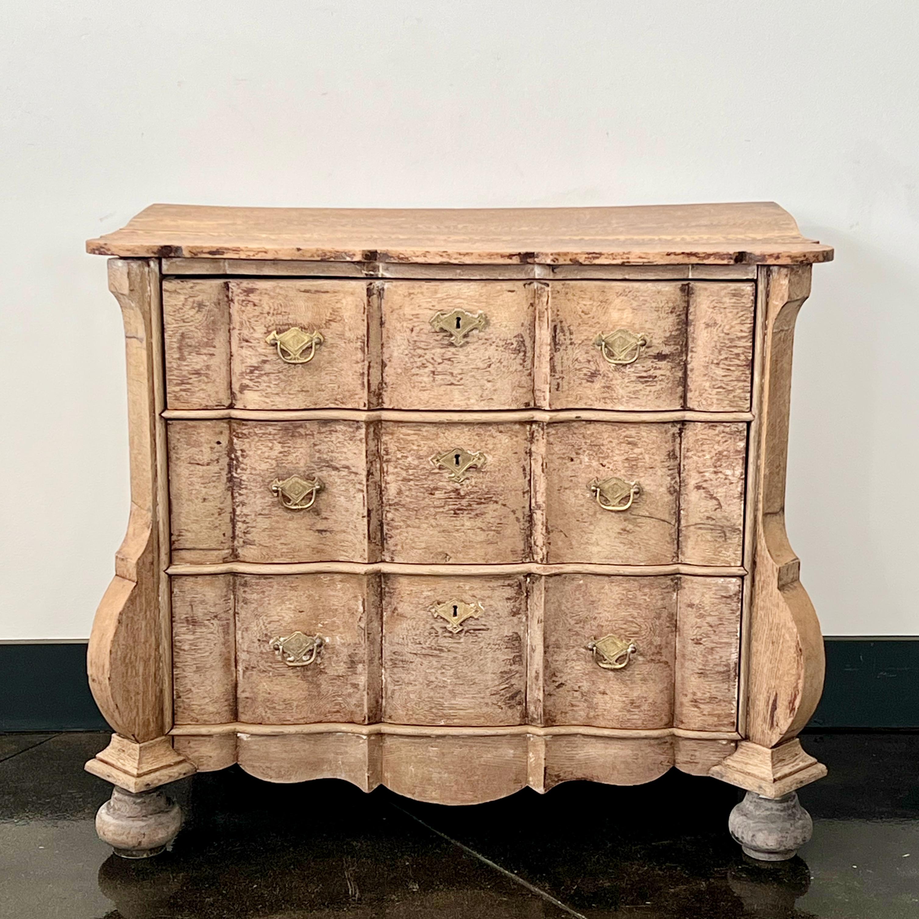 Charming 19th century very carved bombe front Dutch commode in bleached oak.
With original bronze hardwares.
Holland circa 1860.