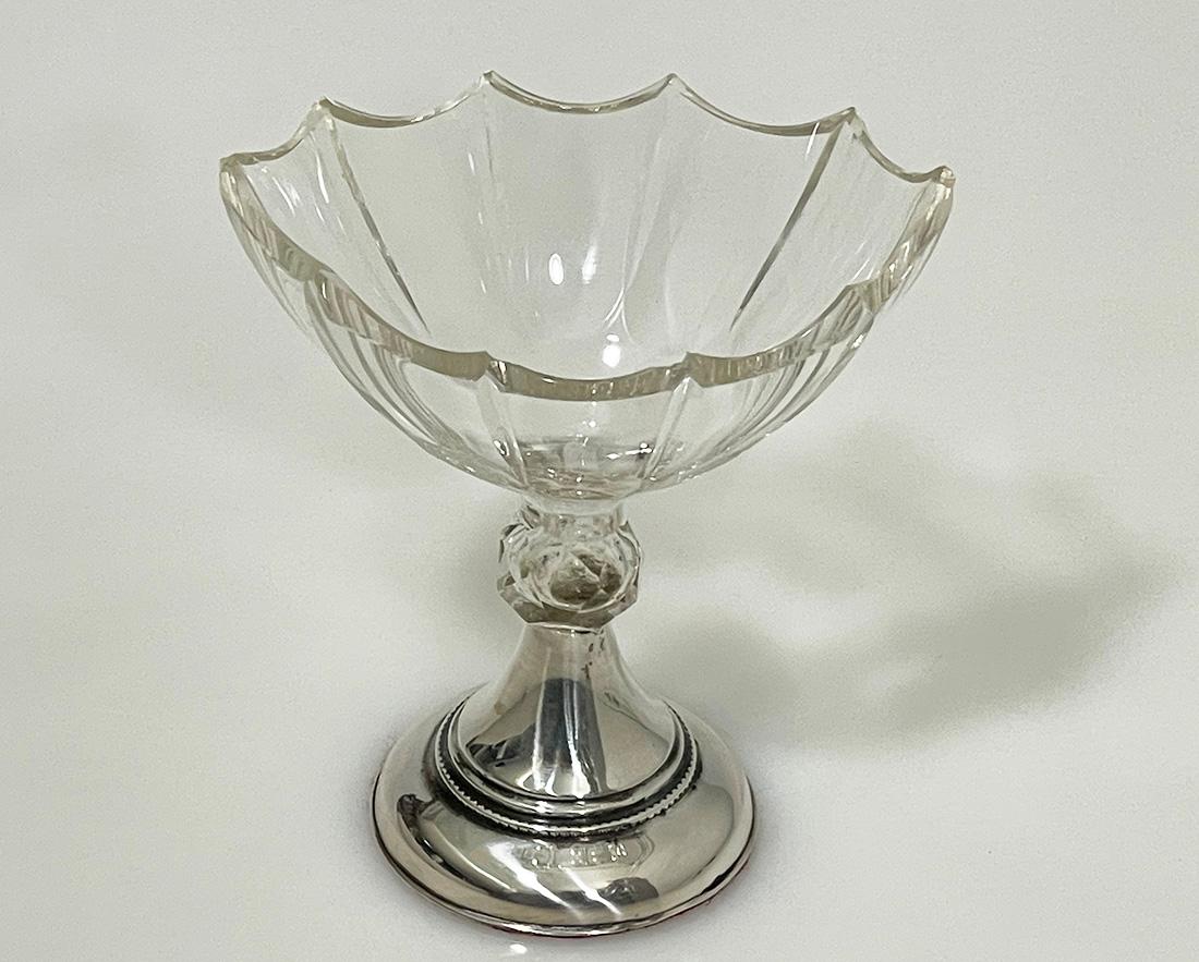 19th Century Dutch crystal with silver salt cellar by van Delden 1829-1846

A 19th Century salt cellar made of crystal in an oval shape set on a round silver base. The salt cellar is Dutch hall marked wit the 