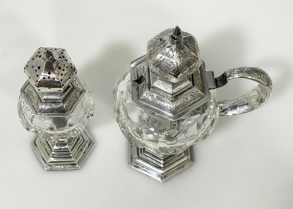 Niederländisches Kristall des 19. Jahrhunderts mit Silberbesteck von Jacobus van Vorst Rotterdam, 1858

Zuckersieb und Senftopf aus Kristall mit silbernem Deckel, der auf einem silbernen Fuß steht.
Das Silber ist mit Schriftrollen und floralen