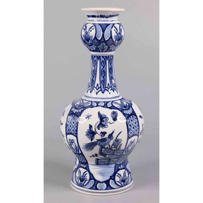 Magnífico jarrón antiguo de gran tamaño del siglo XIX, fabricado en loza holandesa de Delft por Boch Keramis, un conocido fabricante belga. Marca del fabricante en el reverso. Este notable jarrón tiene una encantadora forma de cuello de ajo y