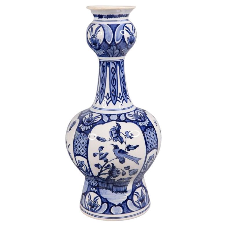 Vase à pommeau en faïence Delft hollandaise du 19e siècle à motif floral d'oiseau