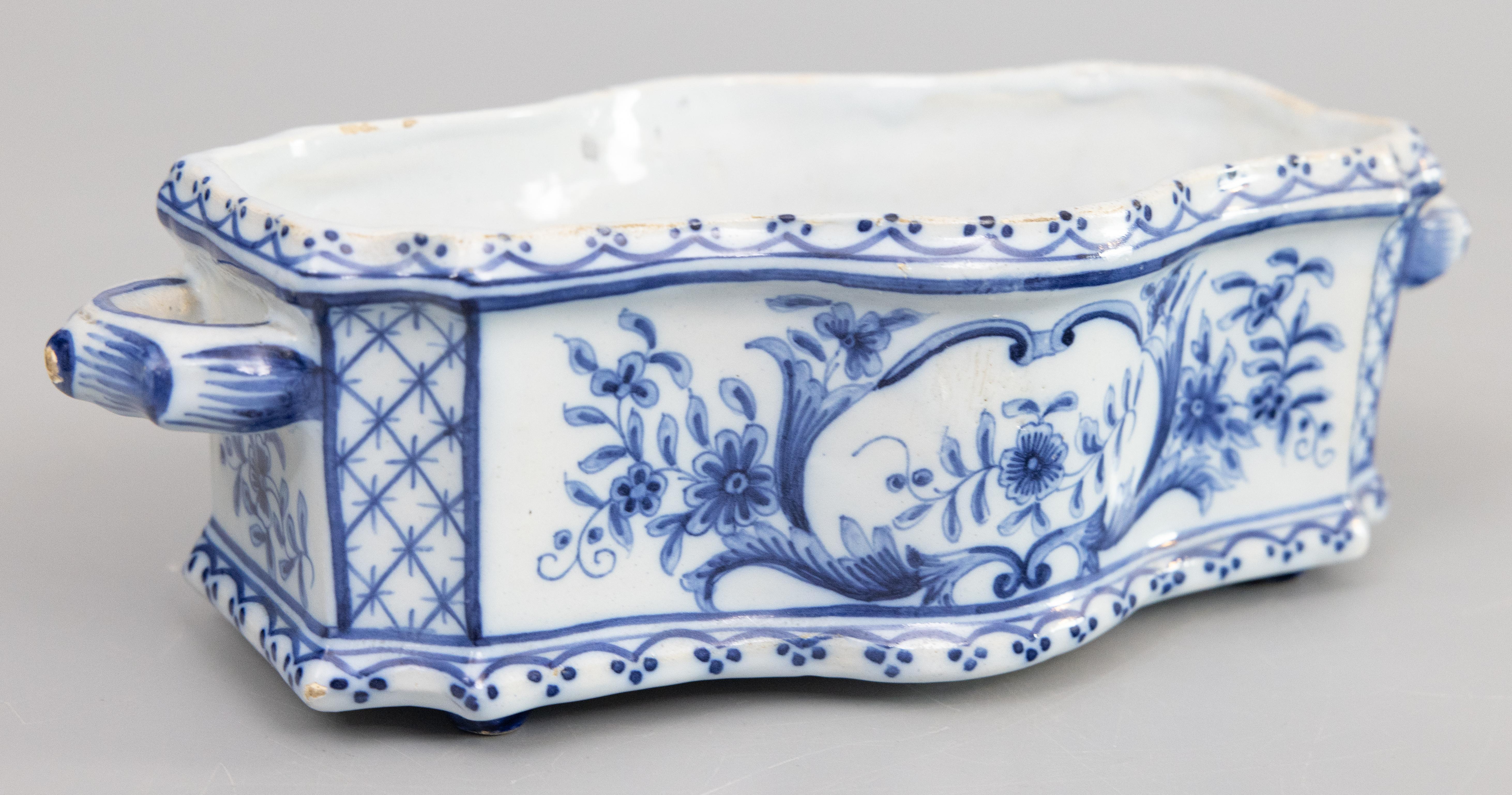 Eine nette petite antiken 19. Jahrhundert holländischen Delft Fayence Jardiniere / Cachepot / Pflanzer. Herstellermarke auf der Rückseite. Dieser schöne Übertopf hat eine schöne Serpentinenform, handgemalte kobaltblaue und weiße Segelboote, Blumen-