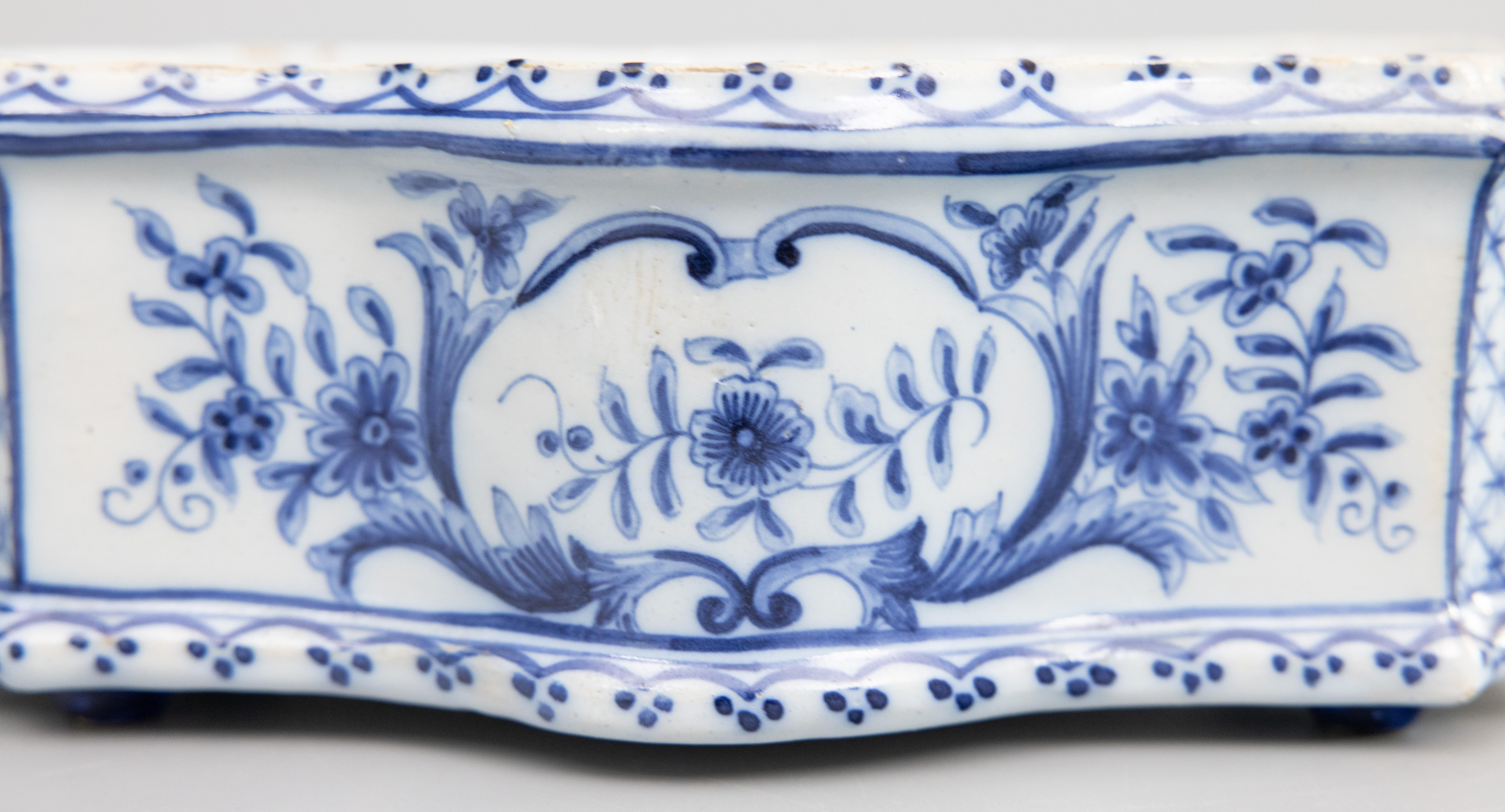 19. Jahrhundert Niederländisch Delft Fayence Floral Jardiniere Cachepot Pflanzer (Gebrannt) im Angebot