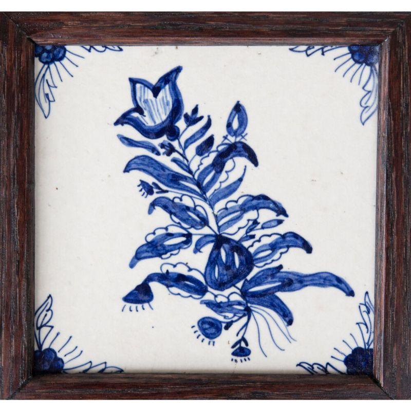 Joli carreau de faïence hollandaise Delft du 19e siècle, moulé et peint à la main, à motifs floraux bleu cobalt et blanc. Elle a un cadre en chêne personnalisé et est prête à être accrochée.

