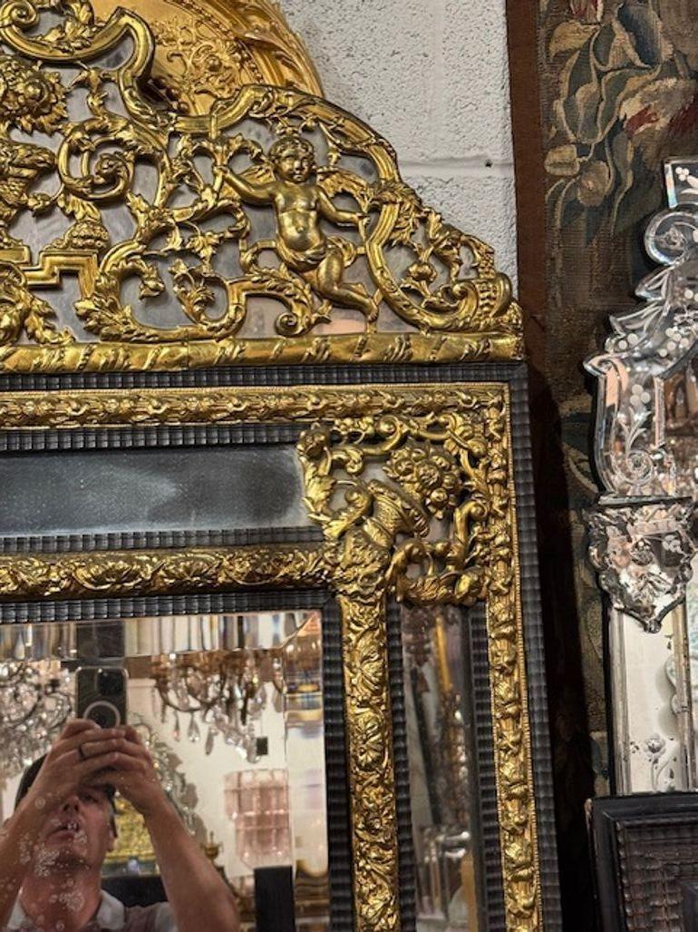 XIXe siècle Miroir à coussin en ébène et laiton repoussé, hollandais, 19e siècle en vente