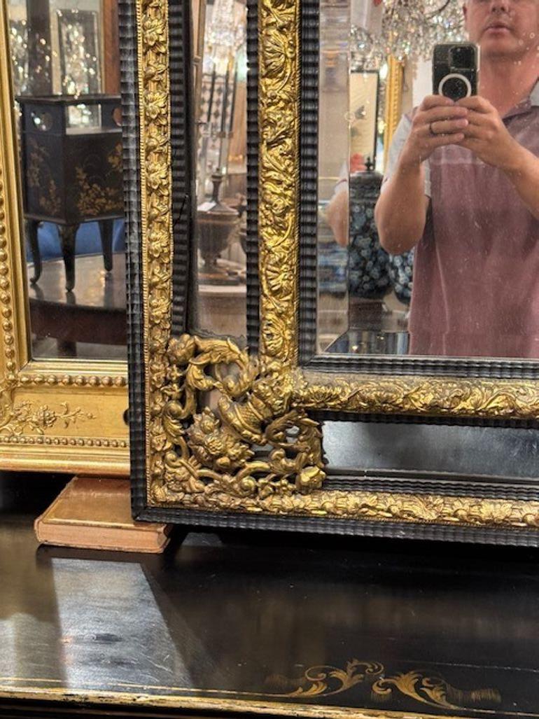 Laiton Miroir à coussin en ébène et laiton repoussé, hollandais, 19e siècle en vente