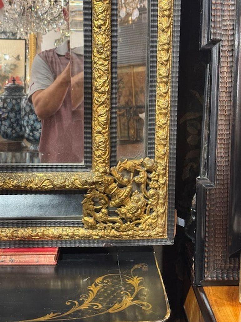 Miroir à coussin en ébène et laiton repoussé, hollandais, 19e siècle en vente 1