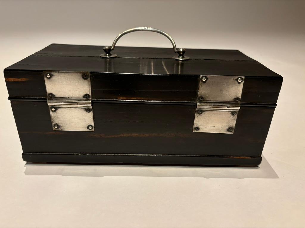 Scatola olandese in ebano del XIX secolo con cerniere e supporti in argento in vendita 3