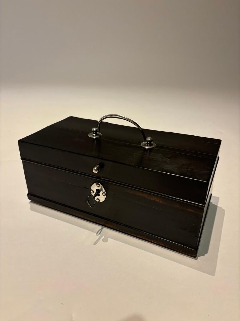 Scatola in ebano Dutch Coloni con montature in argento, grandi cerniere in argento e serratura e chiave originali in acciaio. Questo raro cofanetto è stato probabilmente realizzato nelle Indie Orientali Olandesi, possedute dallo Sri Lanka, o in