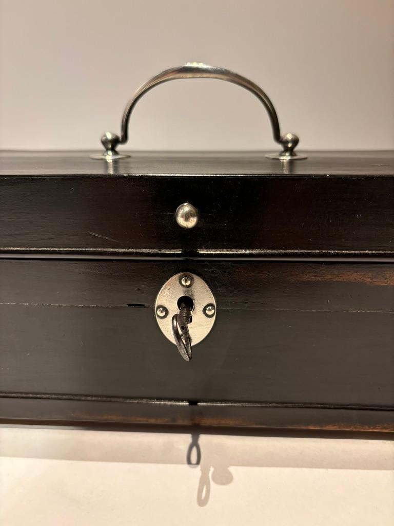Cingalese Scatola olandese in ebano del XIX secolo con cerniere e supporti in argento in vendita