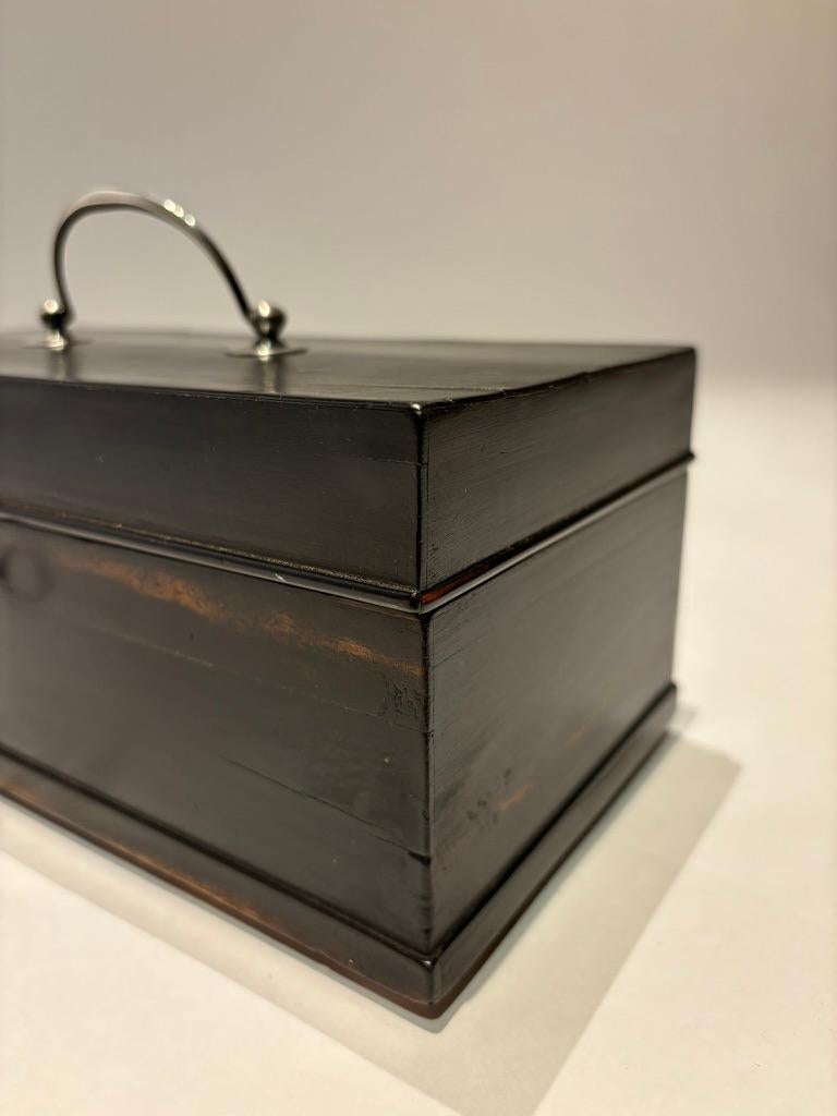 Scatola olandese in ebano del XIX secolo con cerniere e supporti in argento In condizioni buone in vendita a Stamford, CT