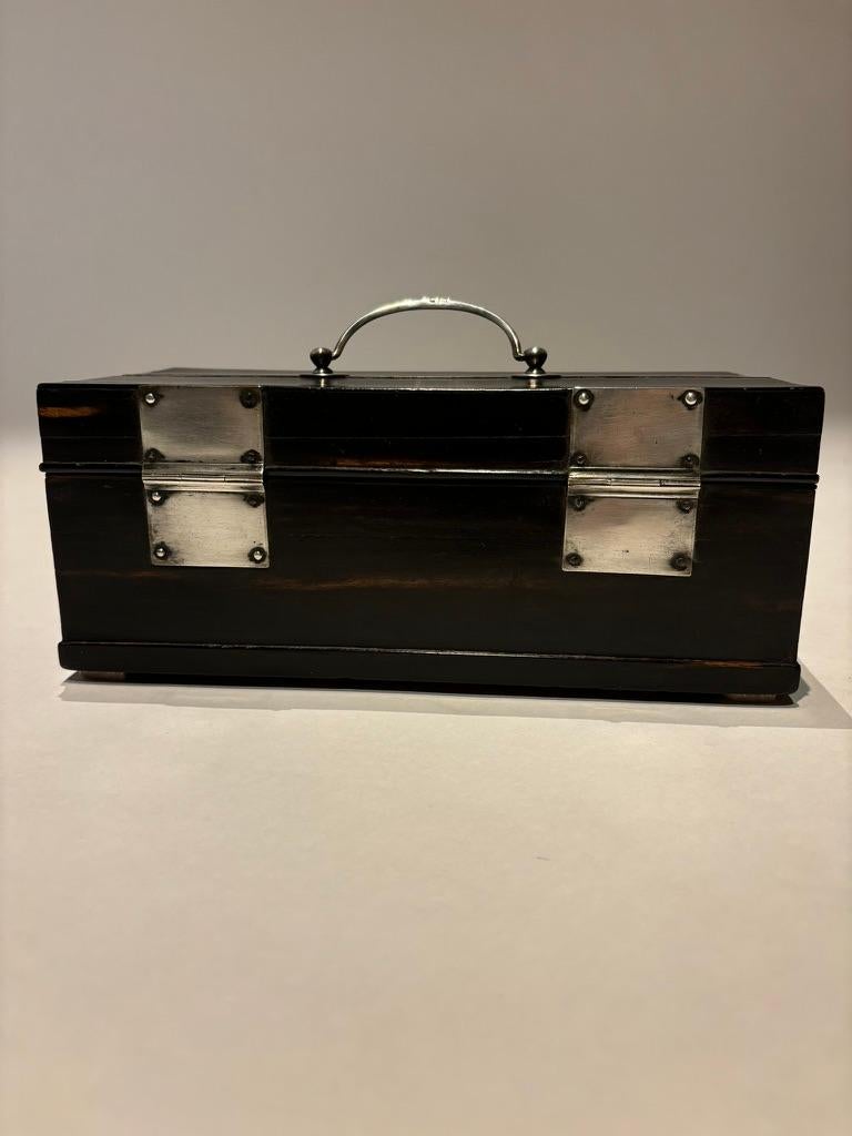 Scatola olandese in ebano del XIX secolo con cerniere e supporti in argento in vendita 2