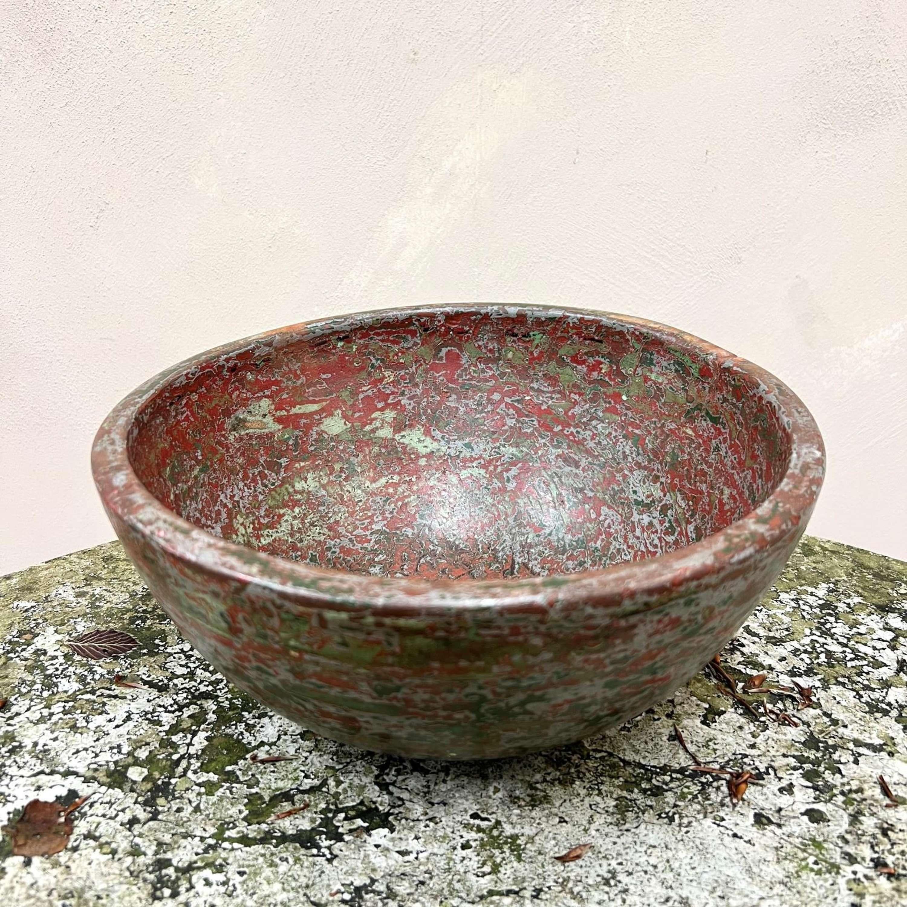 Ciotola in olmo olandese del XIX secolo,  torniti a mano da un unico blocco di legno.
Acquistati da una collezione privata, hanno dei fori laterali per poter essere appesi alla parete, poiché l'usura e il colore sono un'opera d'arte. 
Venivano