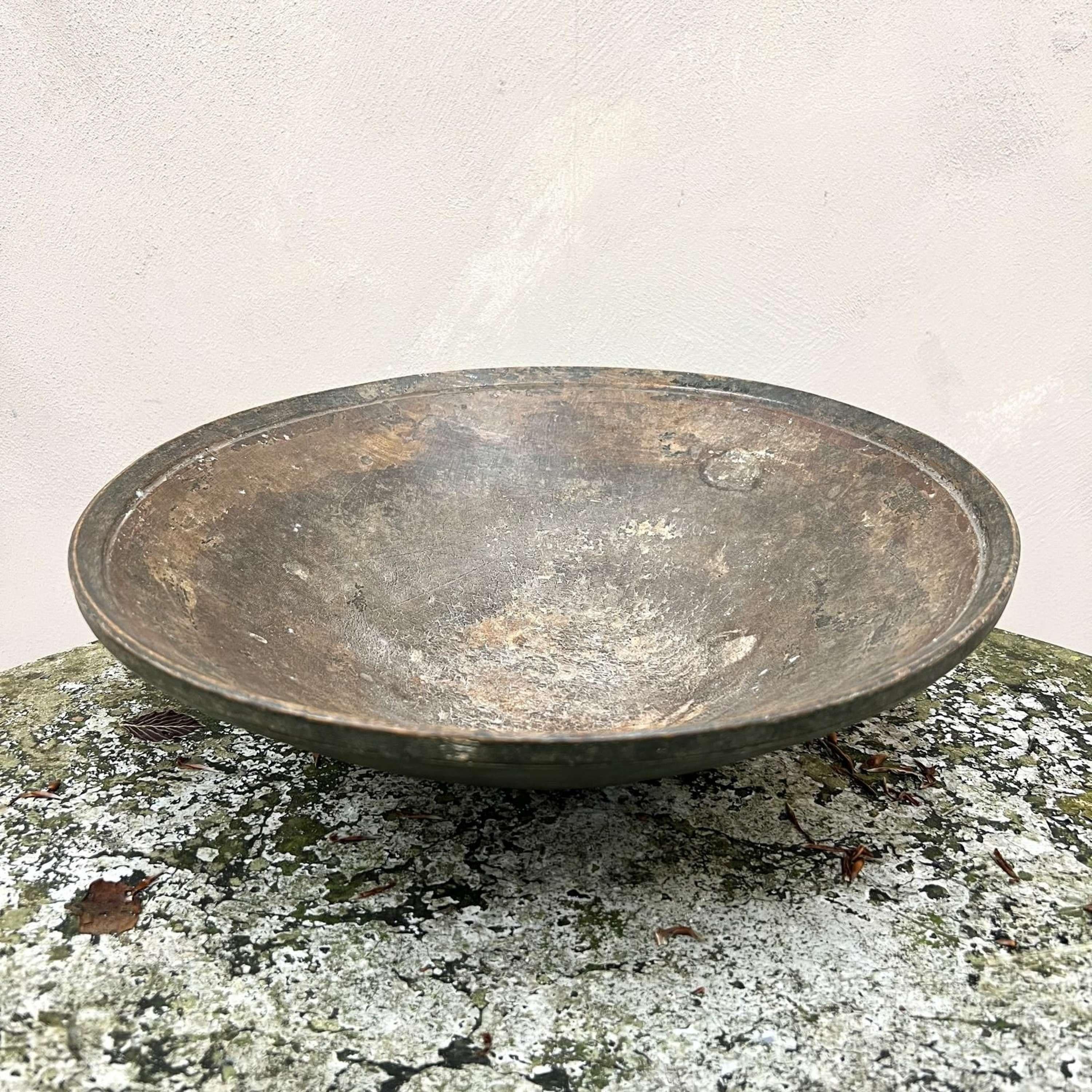 Ciotola in olmo olandese del XIX secolo,  torniti a mano da un unico blocco di legno.
Acquistati da una collezione privata, hanno dei fori laterali per poter essere appesi alla parete, poiché l'usura e il colore sono un'opera d'arte. 
Venivano