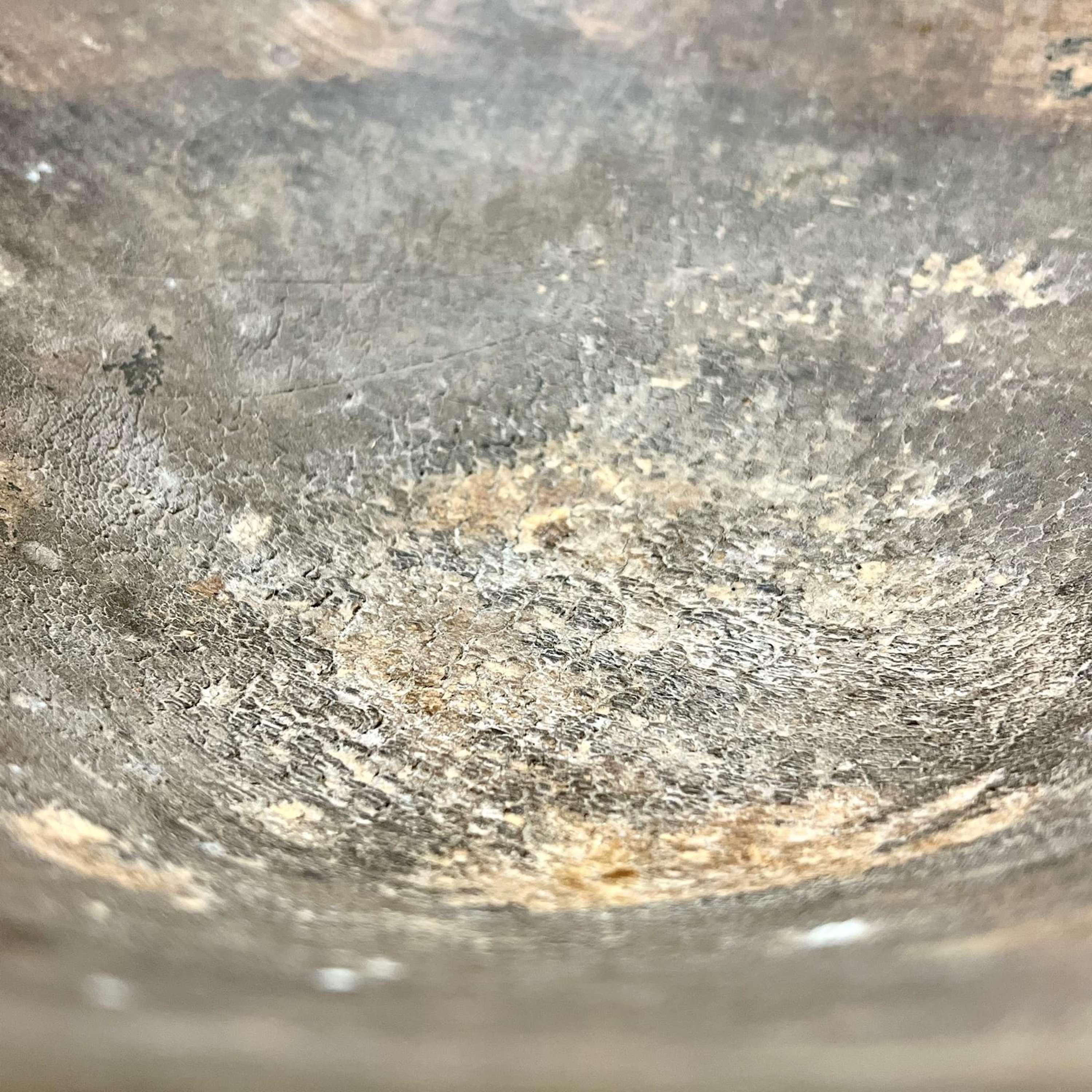 Ciotola in olmo olandese del XIX secolo, tornita a mano; vernice originale In condizioni buone in vendita a Southampton, GB