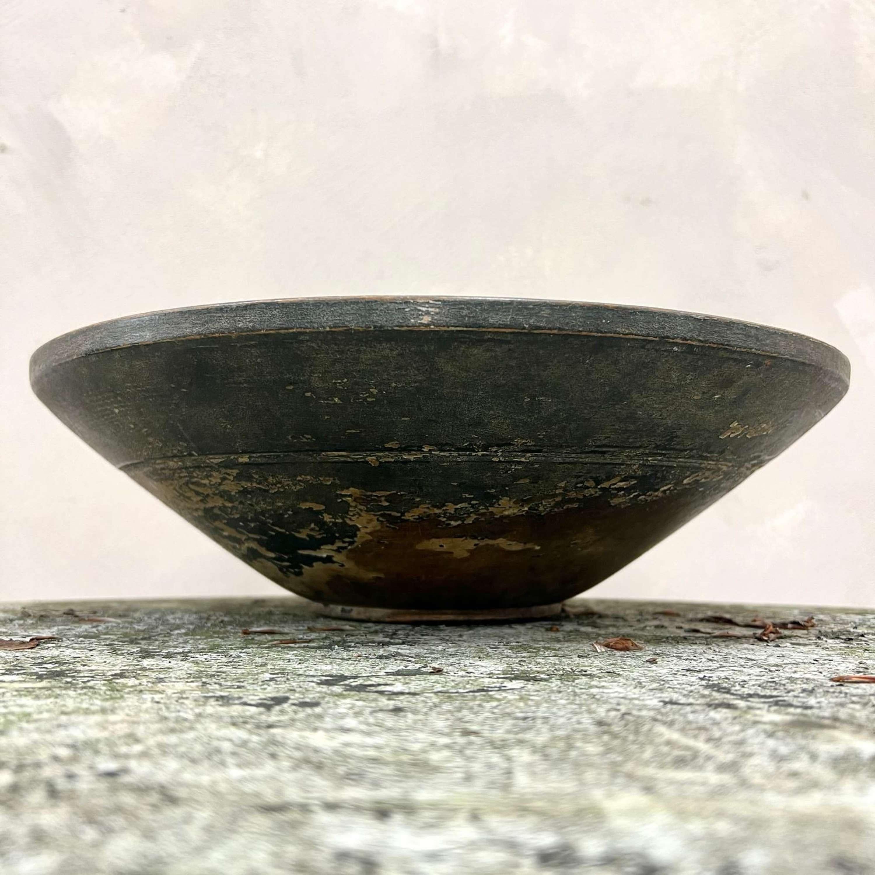 Olmo Ciotola in olmo olandese del XIX secolo, tornita a mano; vernice originale in vendita
