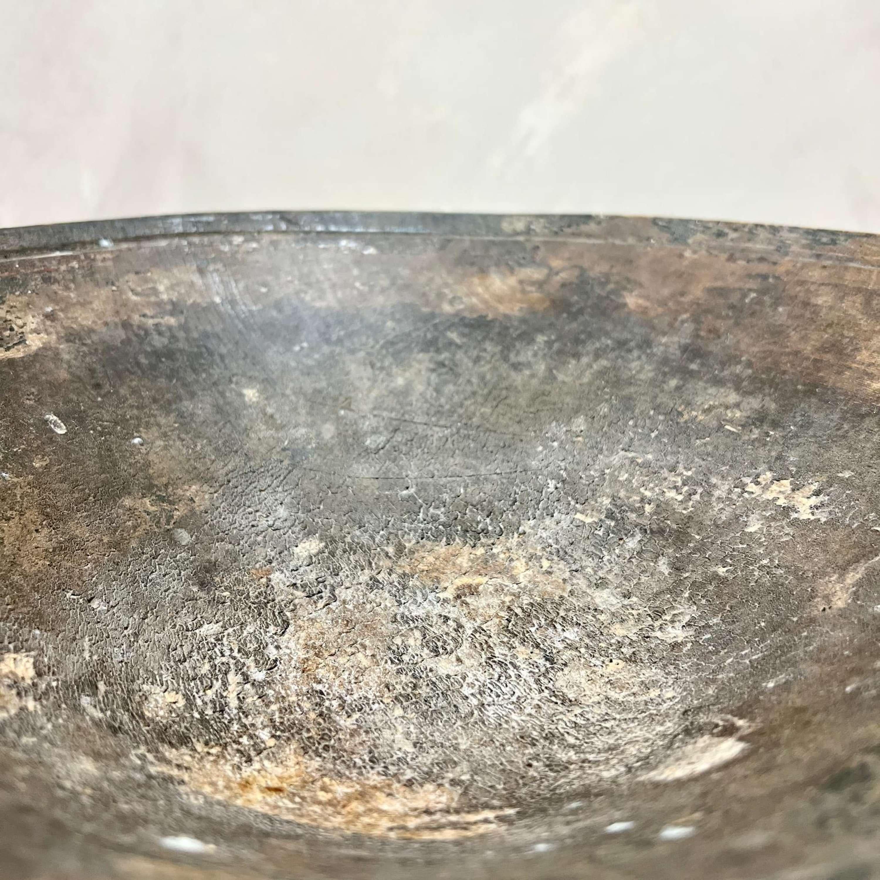 Ciotola in olmo olandese del XIX secolo, tornita a mano; vernice originale in vendita 1