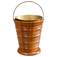 Jardinera holandesa del siglo XIX con cubo de turba de madera de frutal para calentar el té