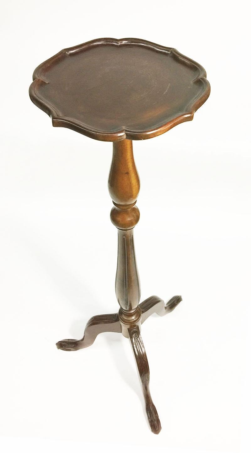 19th century Dutch mahogany torchère or plant stand

A mahogany tripod torchère or plant stand with round top measures 23.5 cm diagonal
The stand is 93.7 cm high and the weight is approximate 2 kilo.