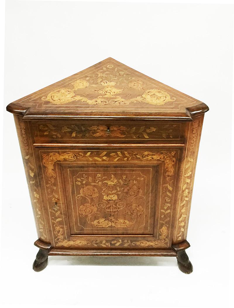 19th Century Dutch Marquetry Small Corner Cupboard In Good Condition For Sale In Delft, NL