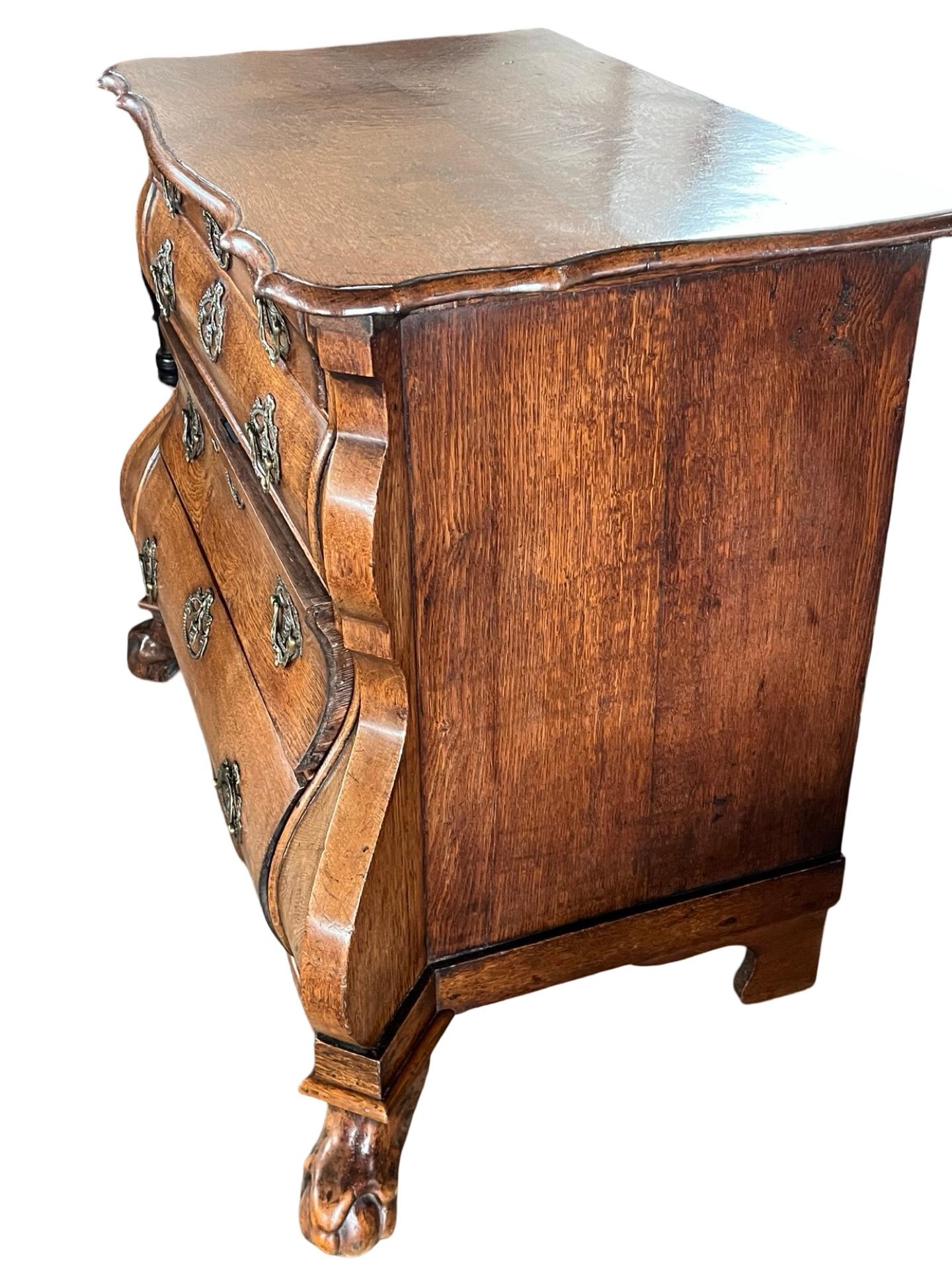 Cassettiera/comodino realizzato a mano nei Paesi Bassi a metà del 1800 utilizzando il legno di quercia. La cassettiera è piccola, ma molto spaziosa, con cassetti funzionanti e un bel colore e proporzioni. La parte anteriore è in bombay e la