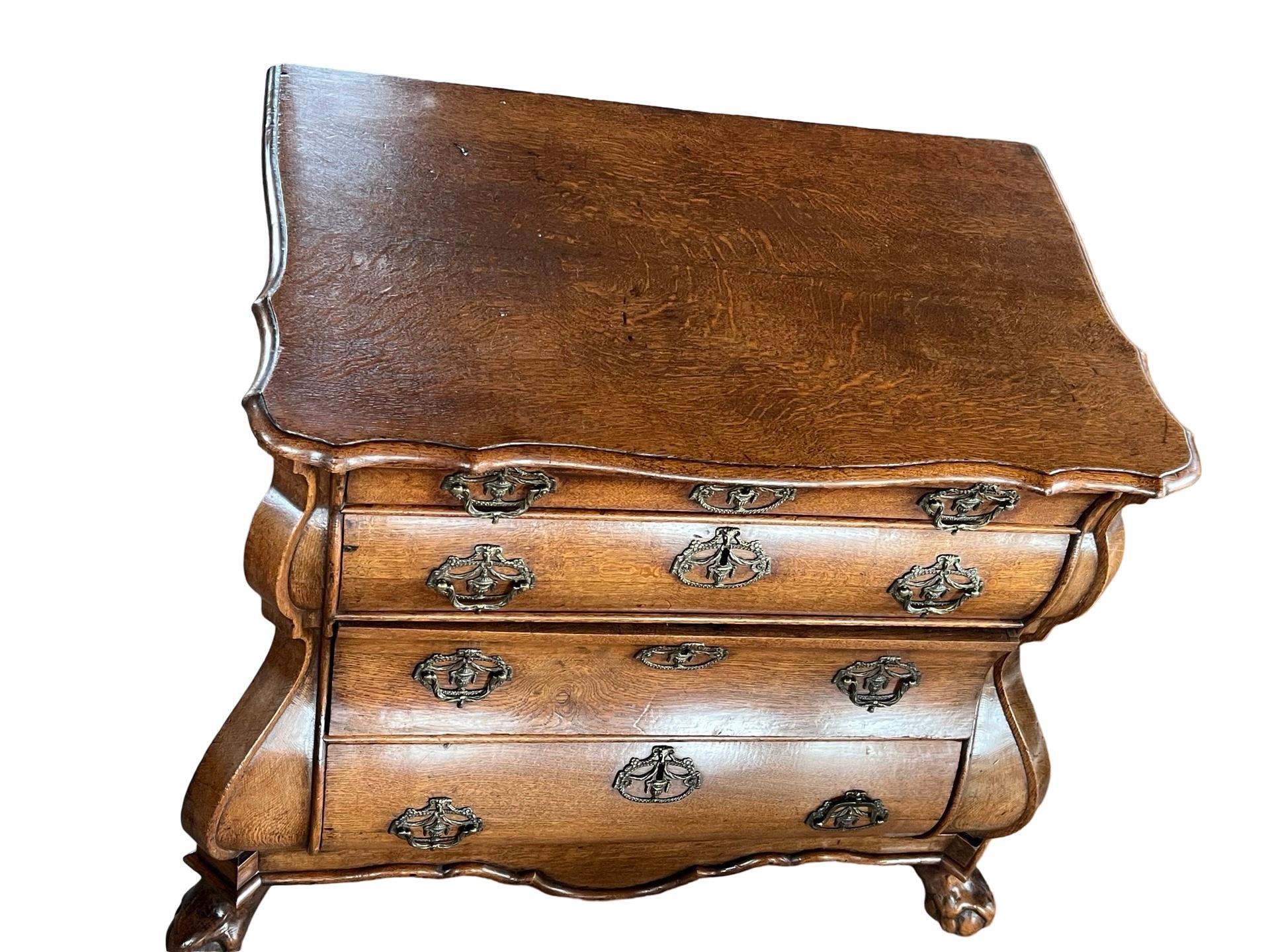 Olandese Cassettiera / Comò / Commode in Oak Bombay olandese del XIX secolo in vendita