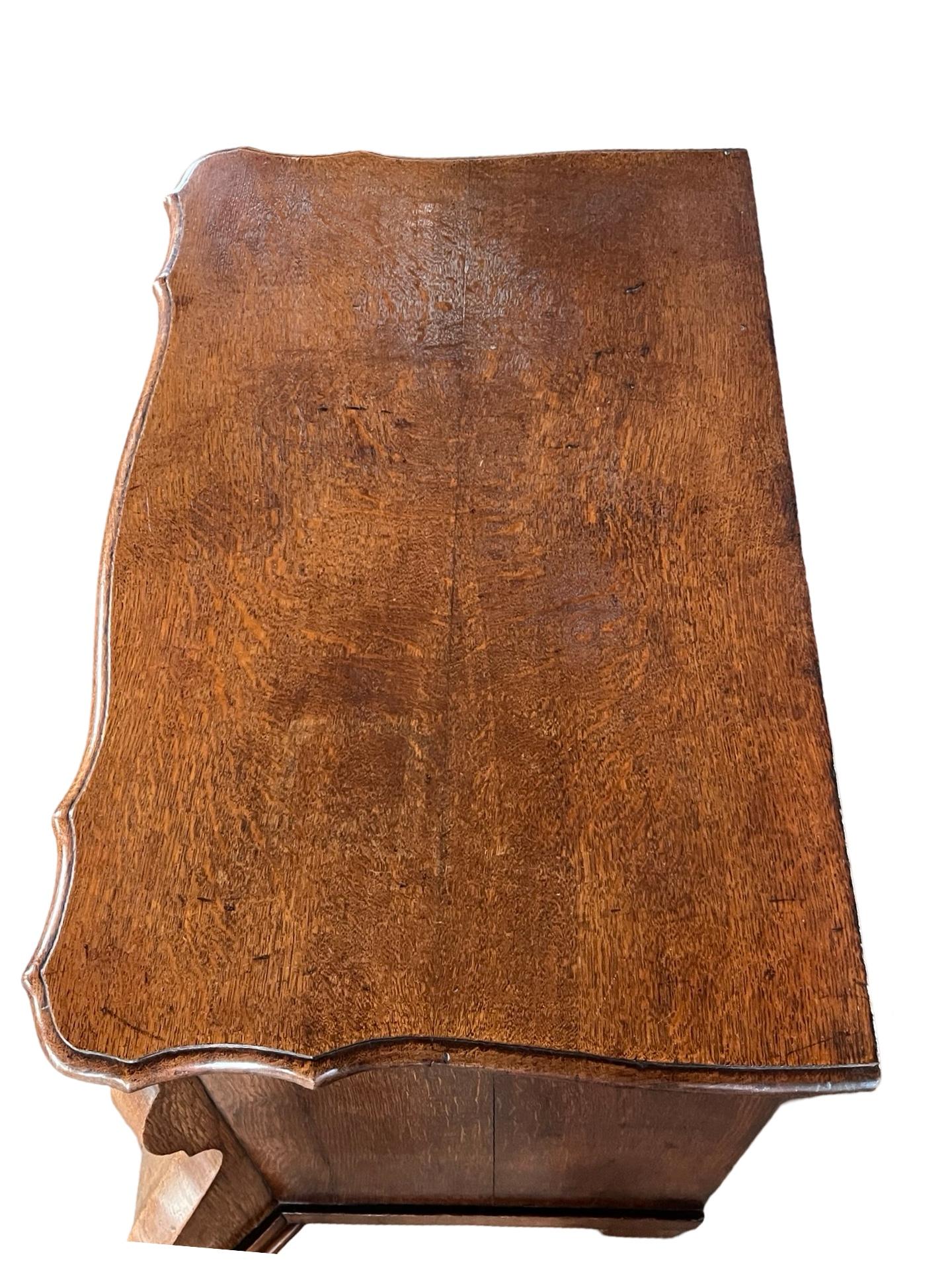 Intagliato a mano Cassettiera / Comò / Commode in Oak Bombay olandese del XIX secolo in vendita