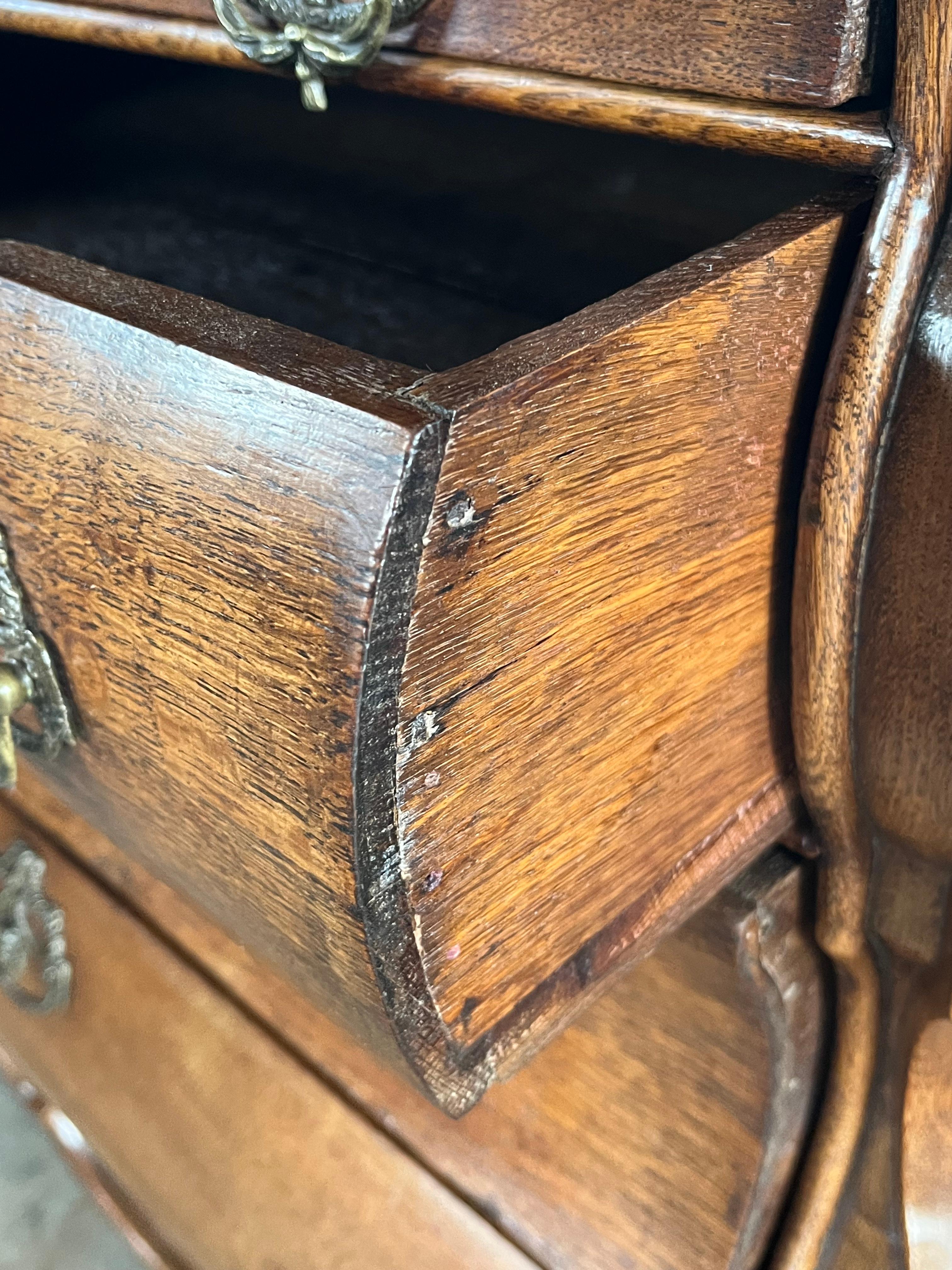 Cassettiera / Comò / Commode in Oak Bombay olandese del XIX secolo in vendita 1
