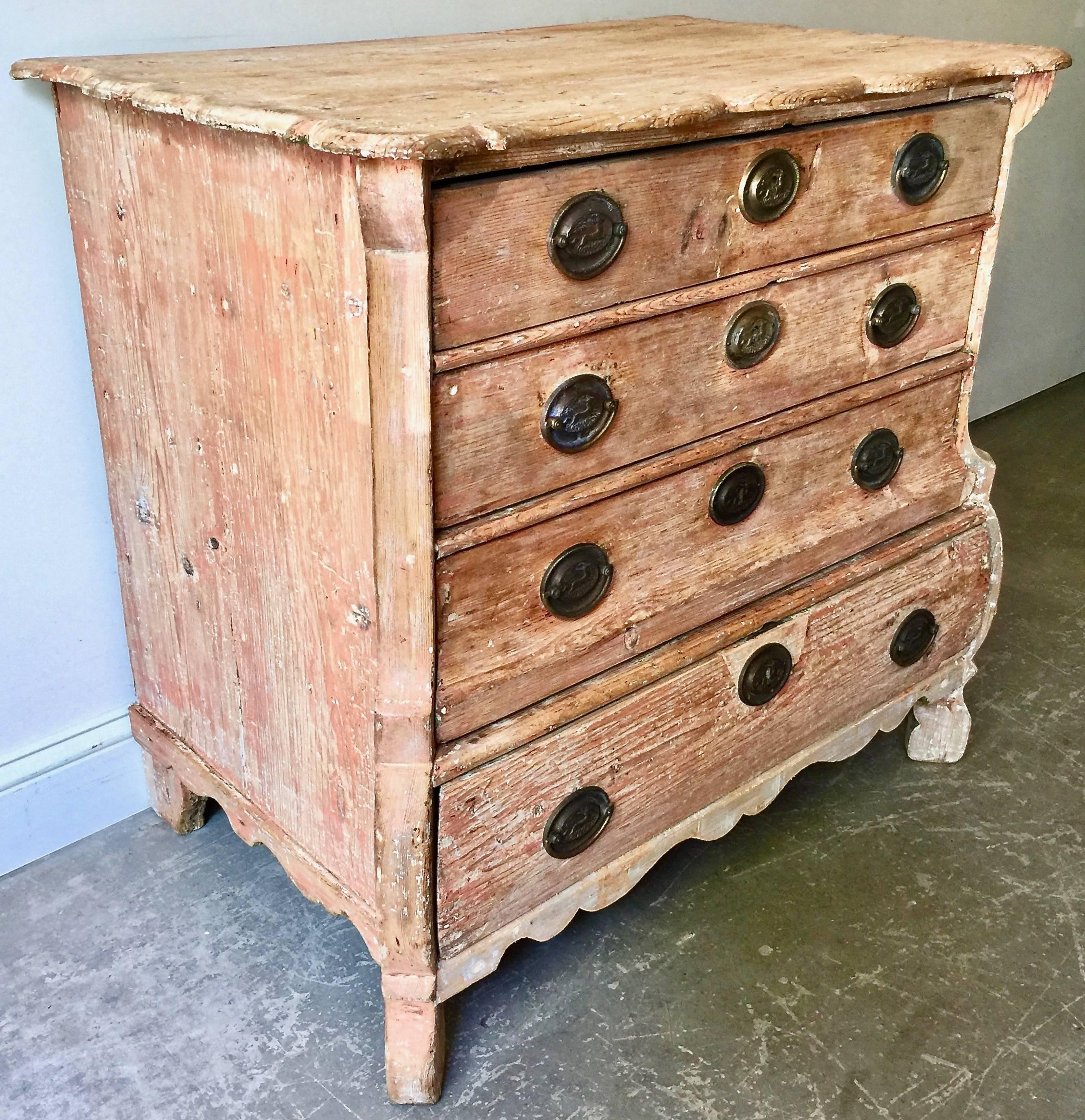 A charmingly carved bombe front little Dutch commode in oak with super old patina. Holland, early 19th century.
More than ever, we selected the best, the rarest, the unusual, the spectacular, the most charming what makes people dreaming!