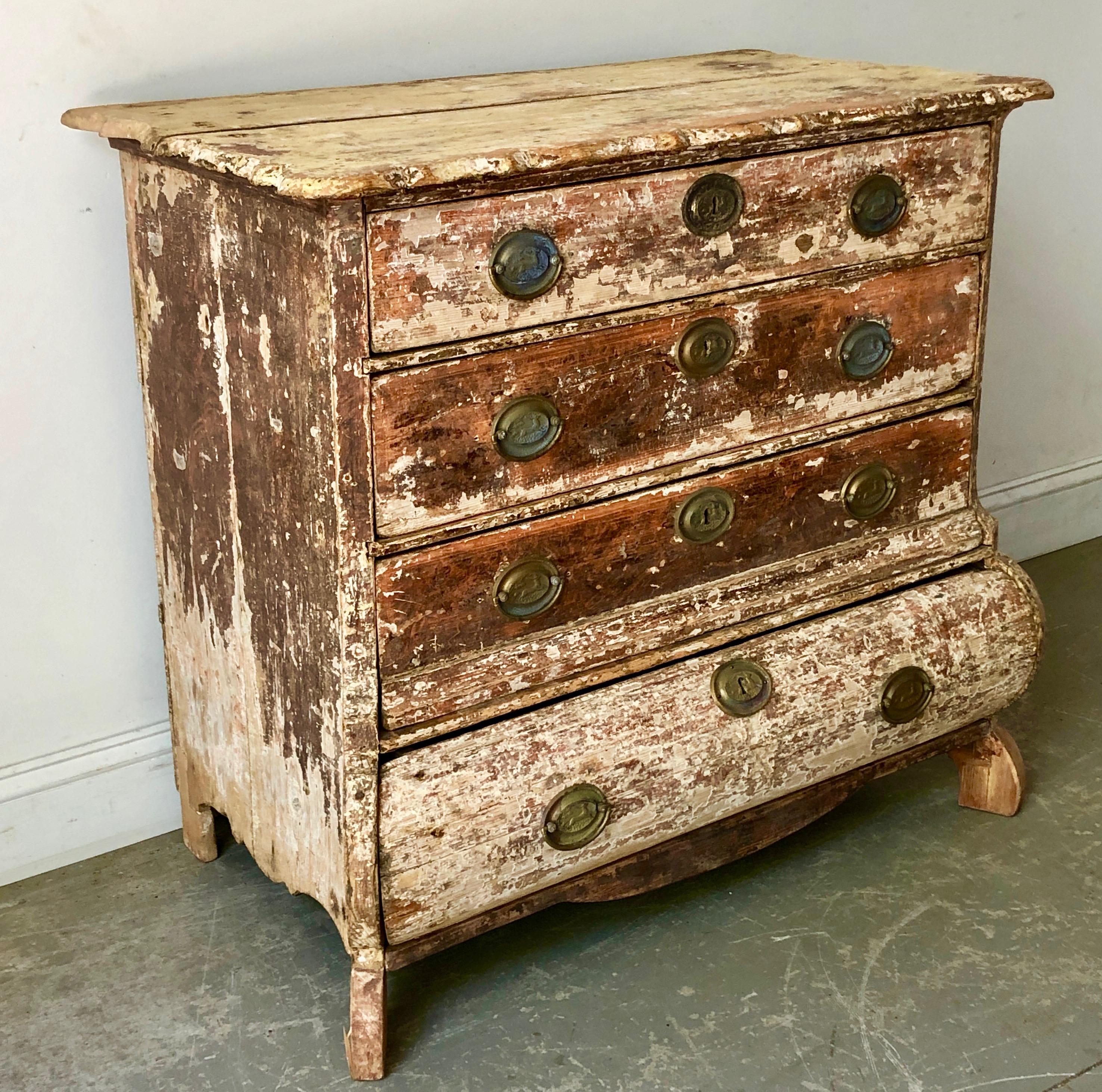 A charmingly carved bombe front little Dutch commode in oak with super old patina. Holland, early 19th century. 
More than ever, we selected the best, the rarest, the unusual, the spectacular, the most charming what makes people dreaming!
 