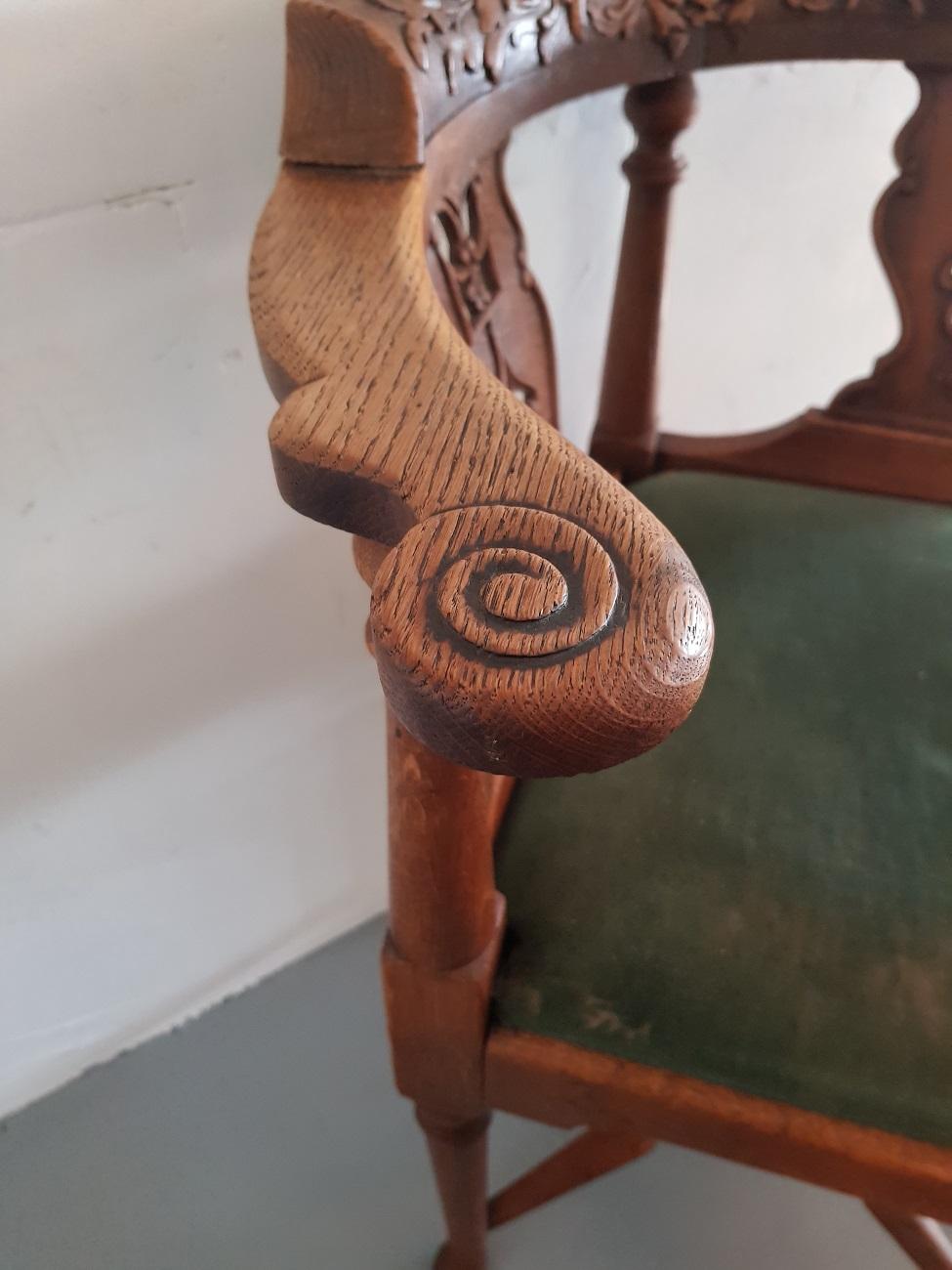 19th Century Dutch Oak Corner Chair with Carvings In Good Condition In Raalte, NL