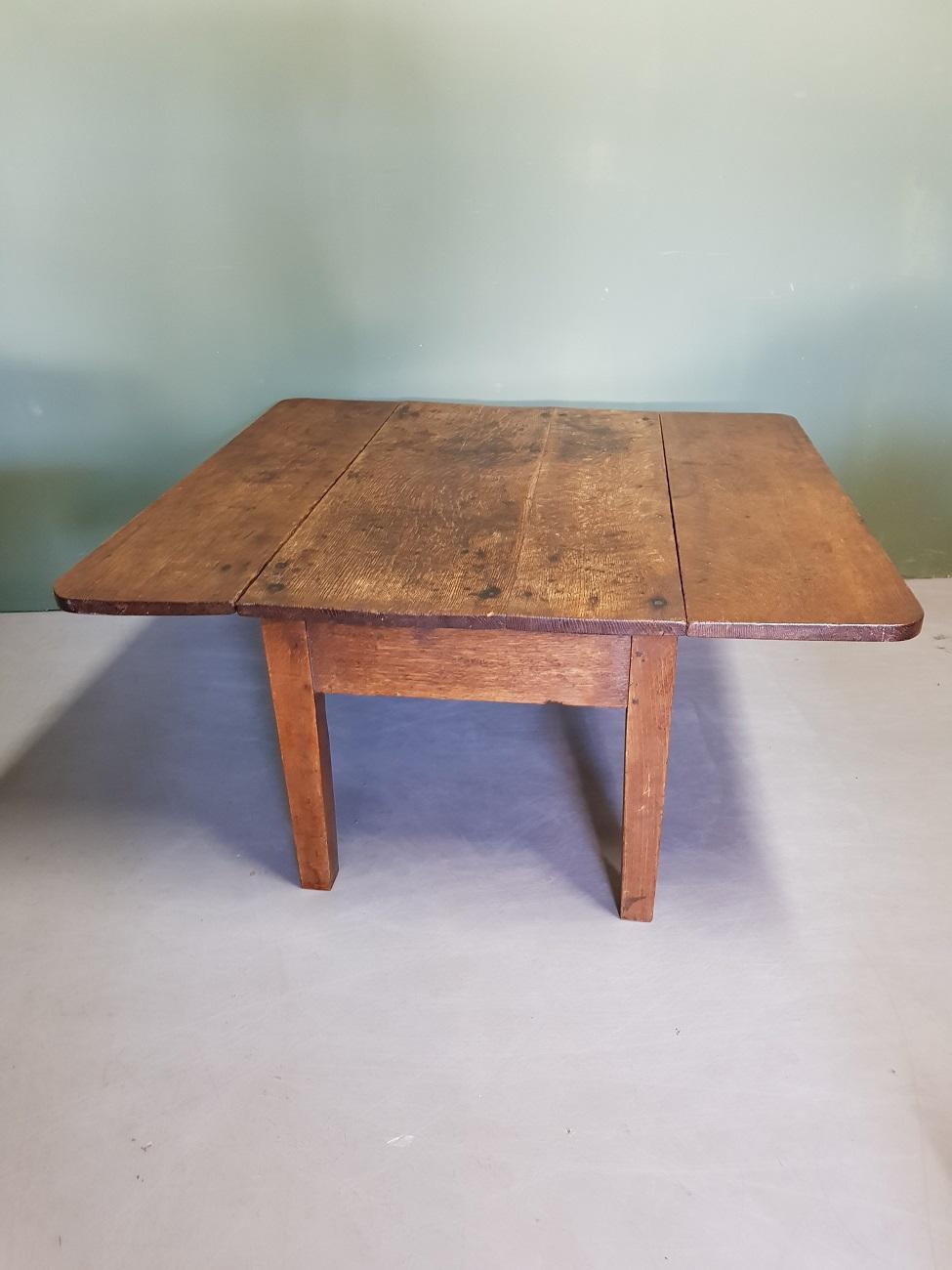 19th Century Dutch Oak Drop Leaf Rural Coffee or Sofa Table For Sale 2