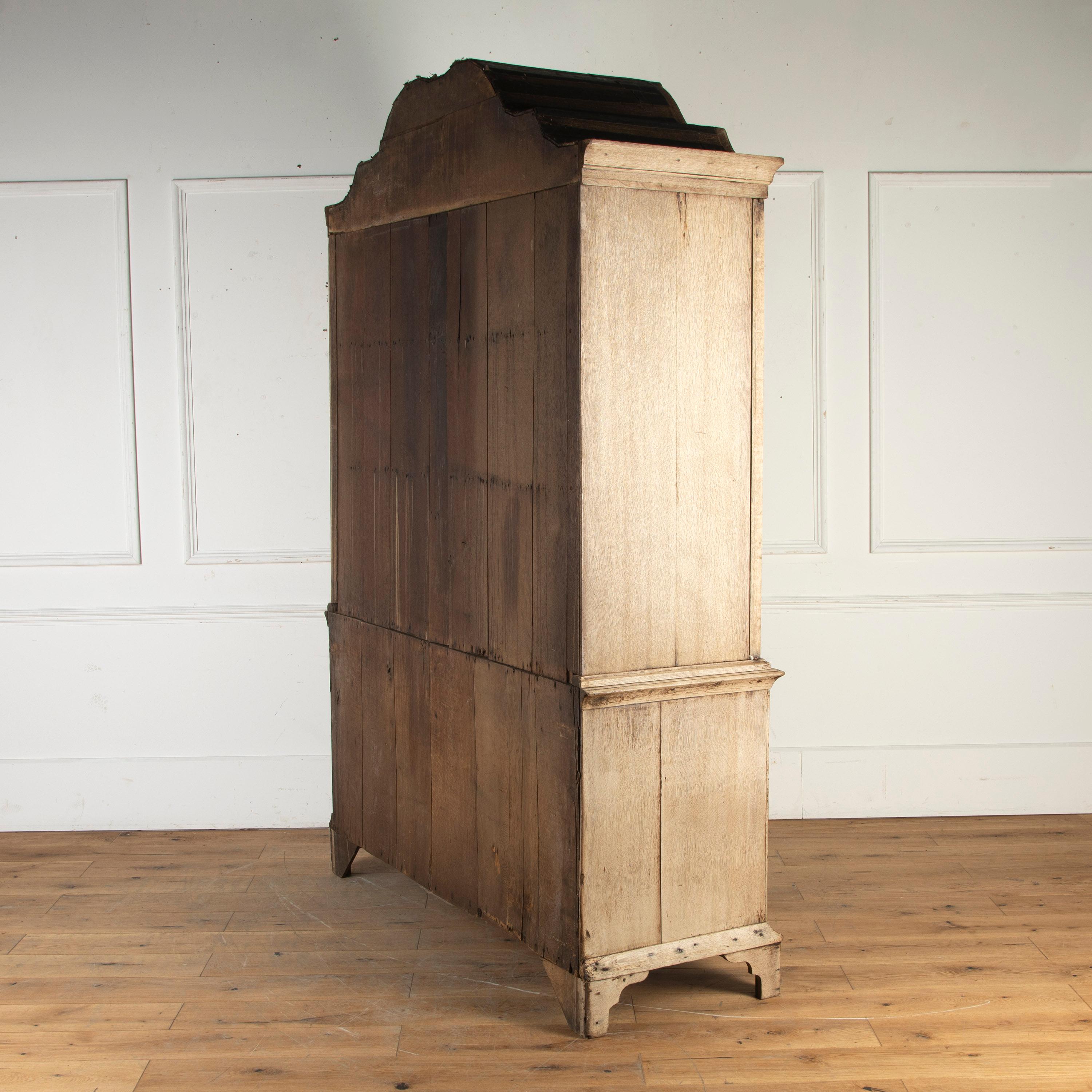 Beautiful 19th century Dutch bleached oak cupboard.

Featuring a lovely scalloped top and plenty of storage including shelving, drawers and three small inner drawers.

The piece separates into two parts for easy moving and is a gorgeous piece of