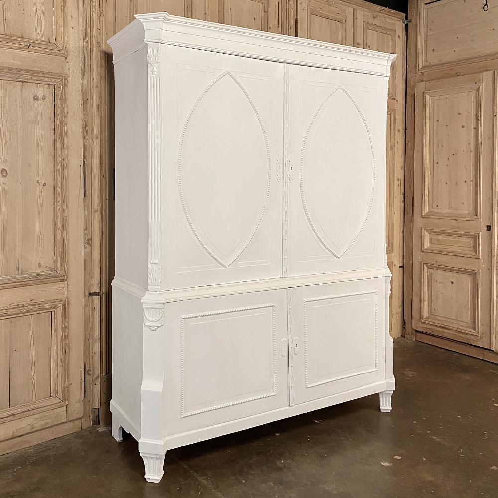 Hand-Crafted 19th Century Dutch Painted Linen Cabinet For Sale