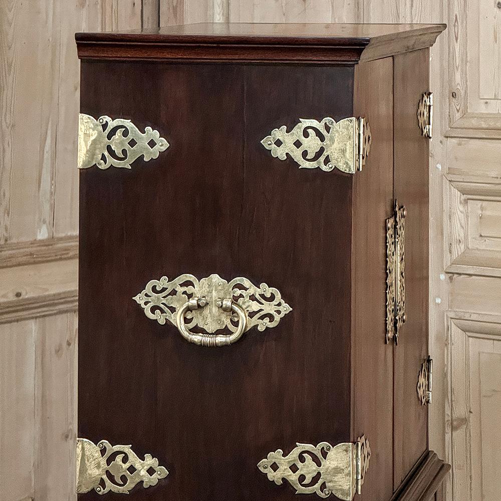 19th Century Dutch Raised Cabinet in the Chinoiserie Style For Sale 13