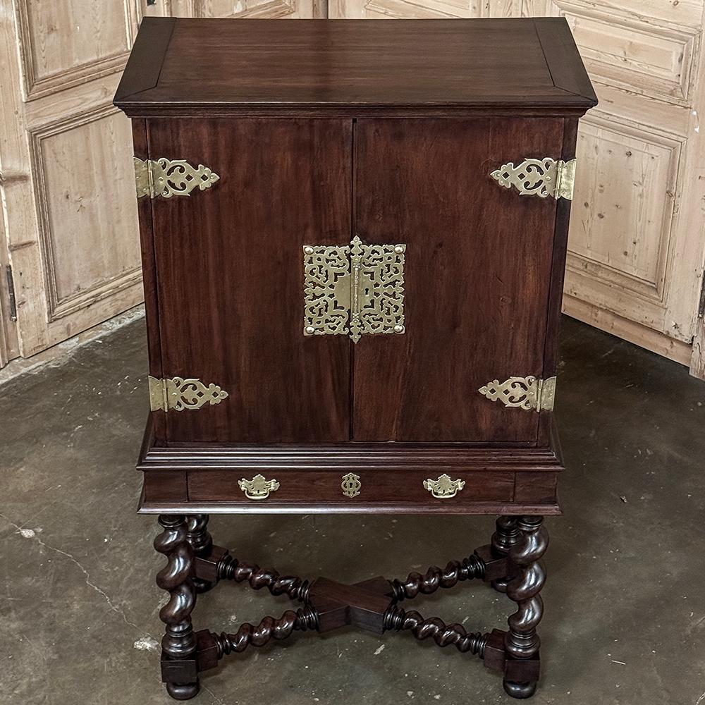 19th Century Dutch Raised Cabinet in the Chinoiserie Style For Sale 15